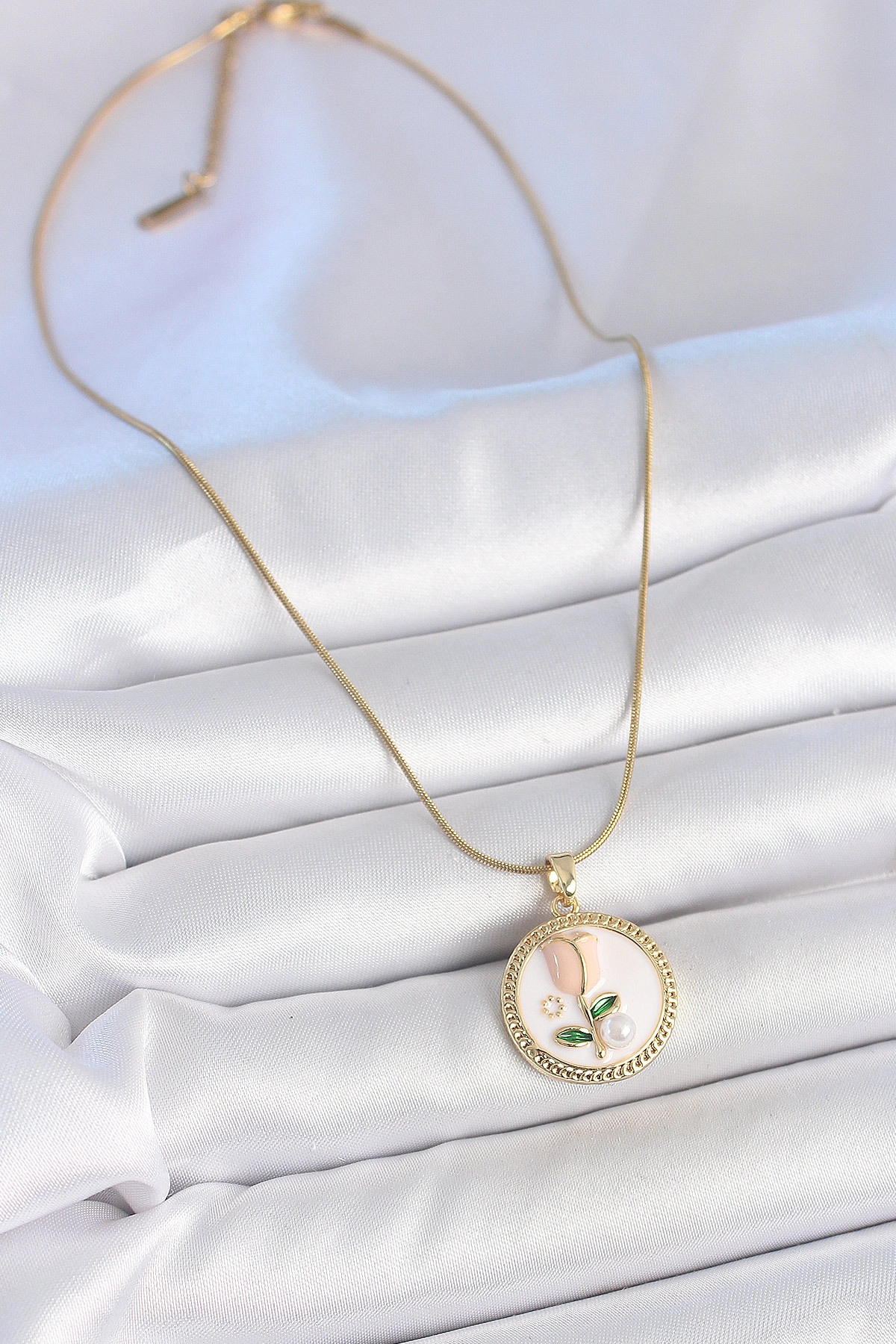 316L Çelik Gold Renk Beyaz Mineli İncili Çiçek İşlemeli Portre Model Kadın Kolye-1