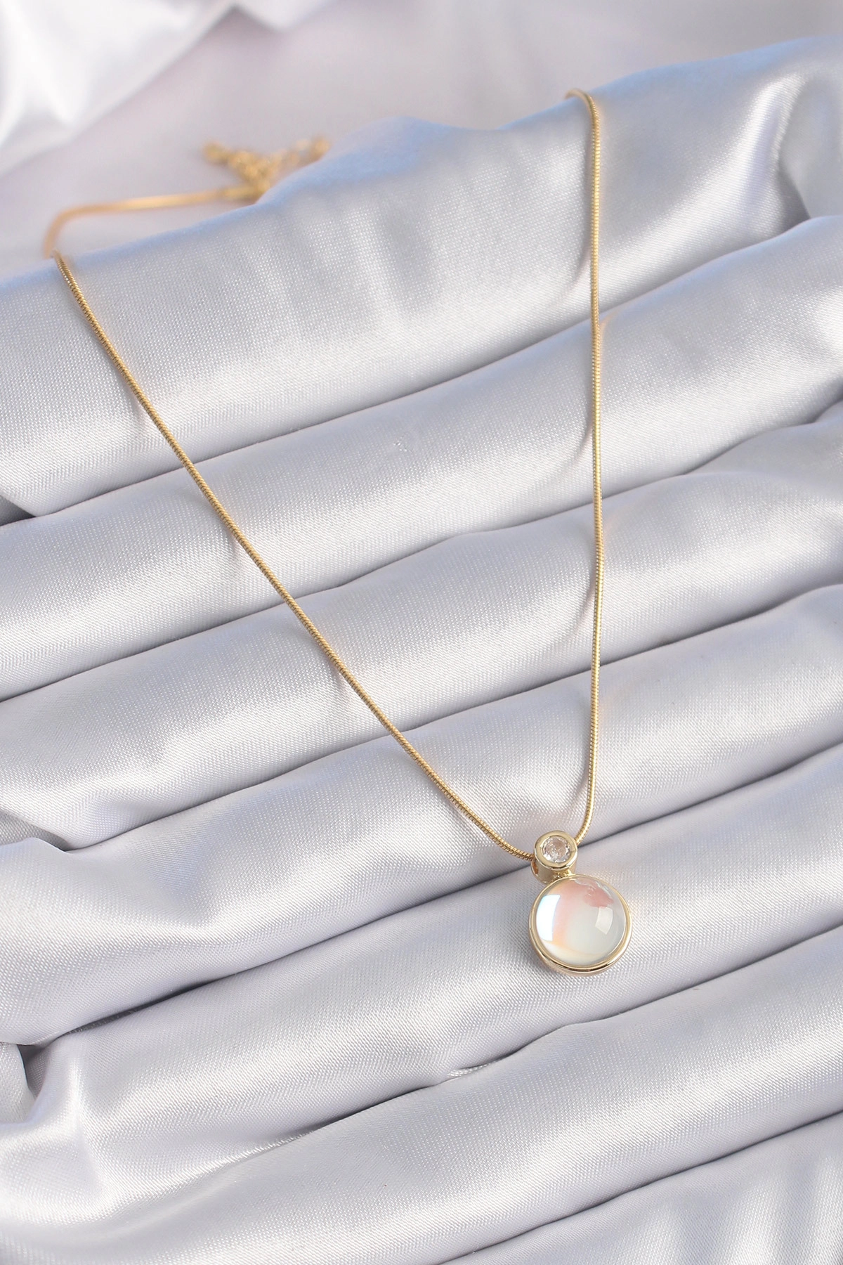 316L Çelik Gold Renk Beyaz Sedefli Vintage Kadın Kolye-1