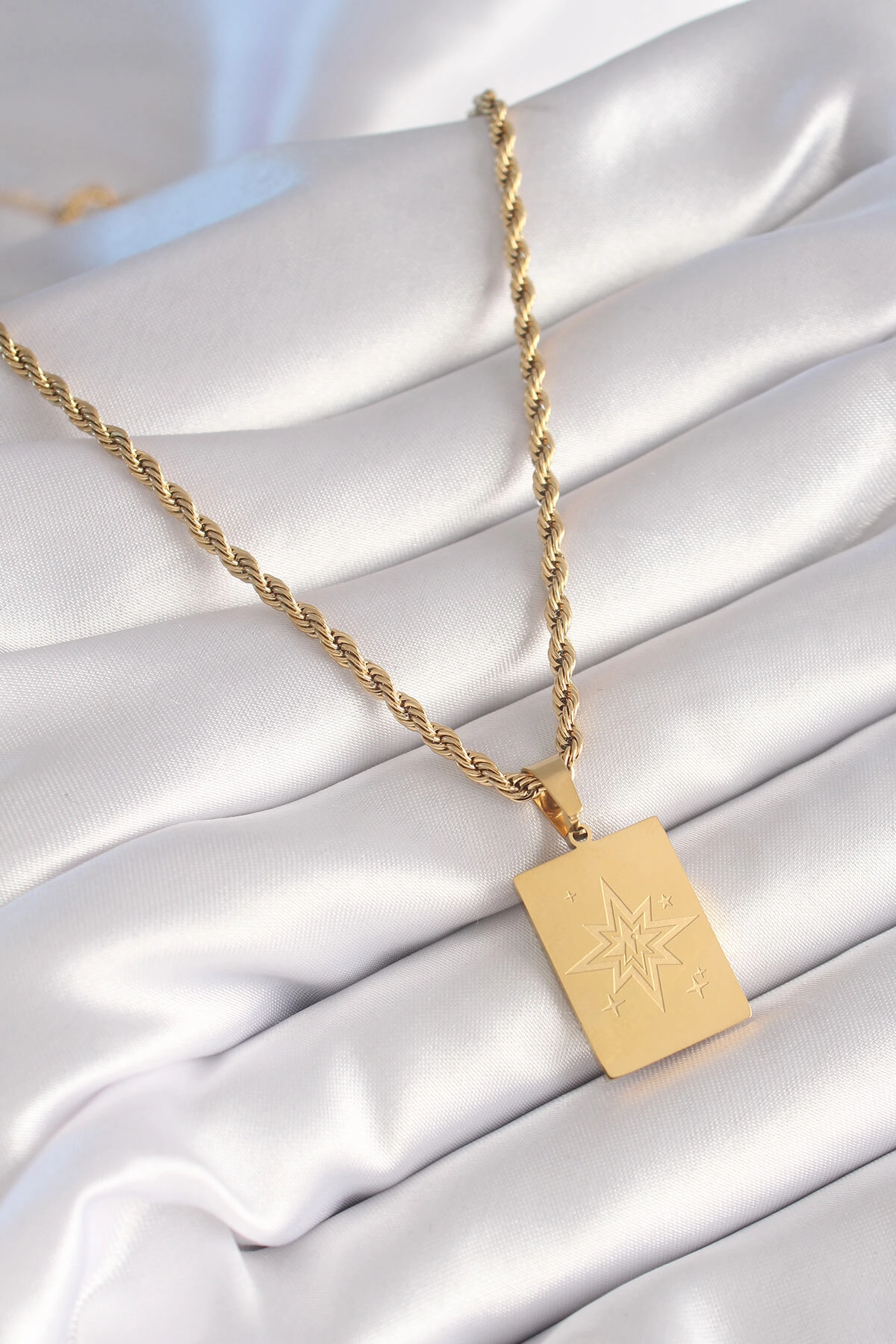 316L Çelik Gold Renk Burgu Zincir Kutup Yıldızı İşleme Plaka Figür Kadın Kolye-1