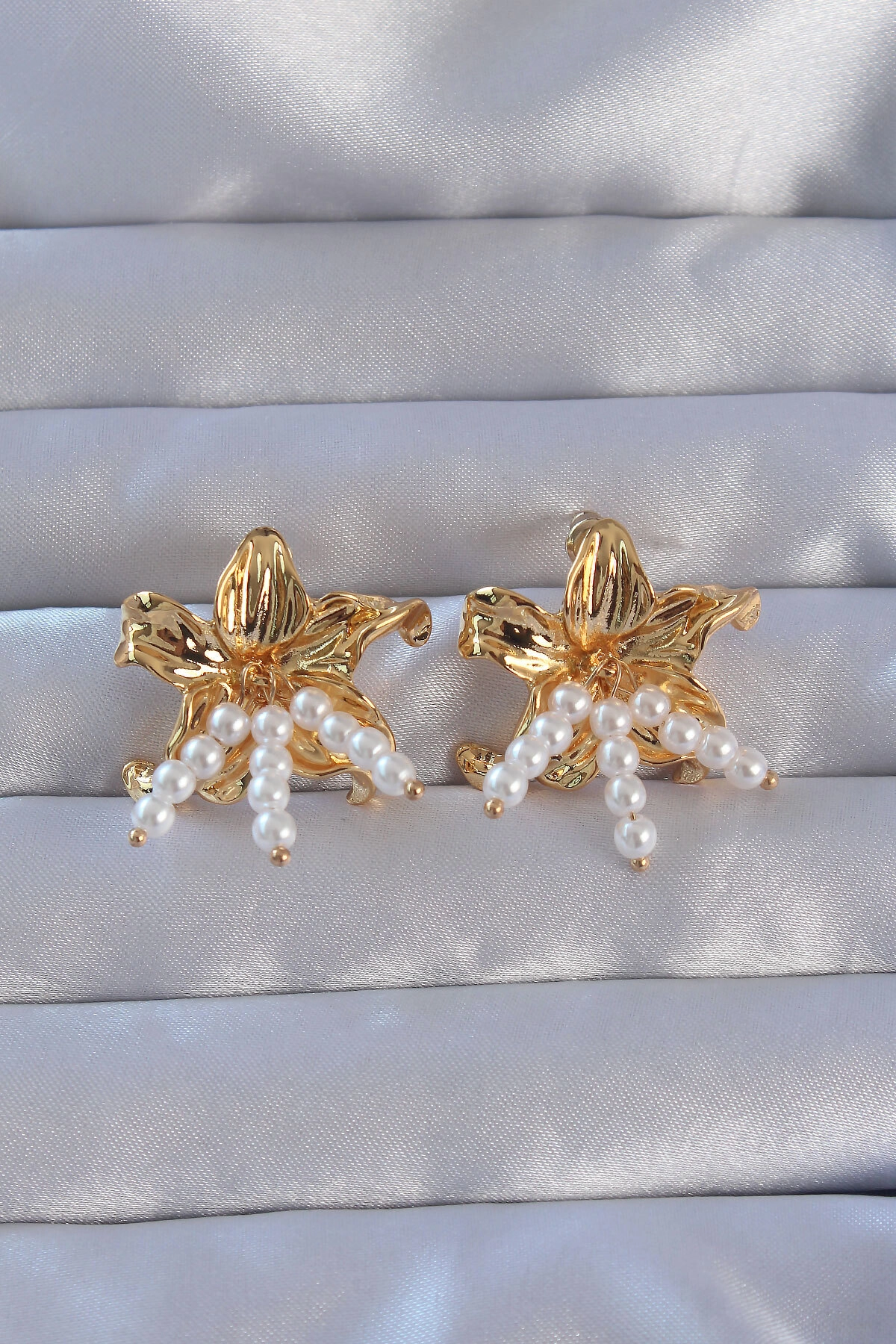 316L Çelik Gold Renk İnci Aksesuarlı Çiçek Model Küpe-0