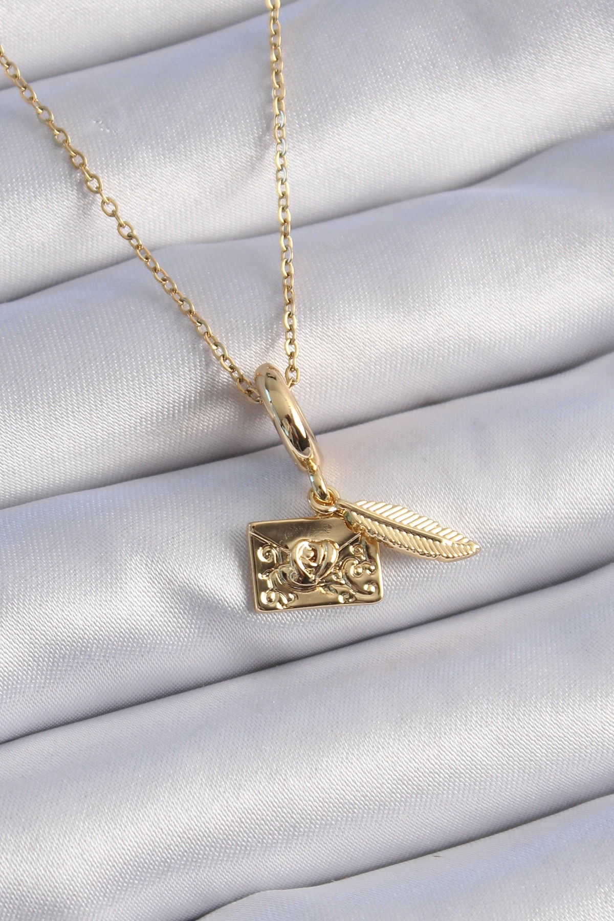 316L Çelik Gold Renk Kalp Detay Mektup Figür Charm Model Kadın Kolye-0