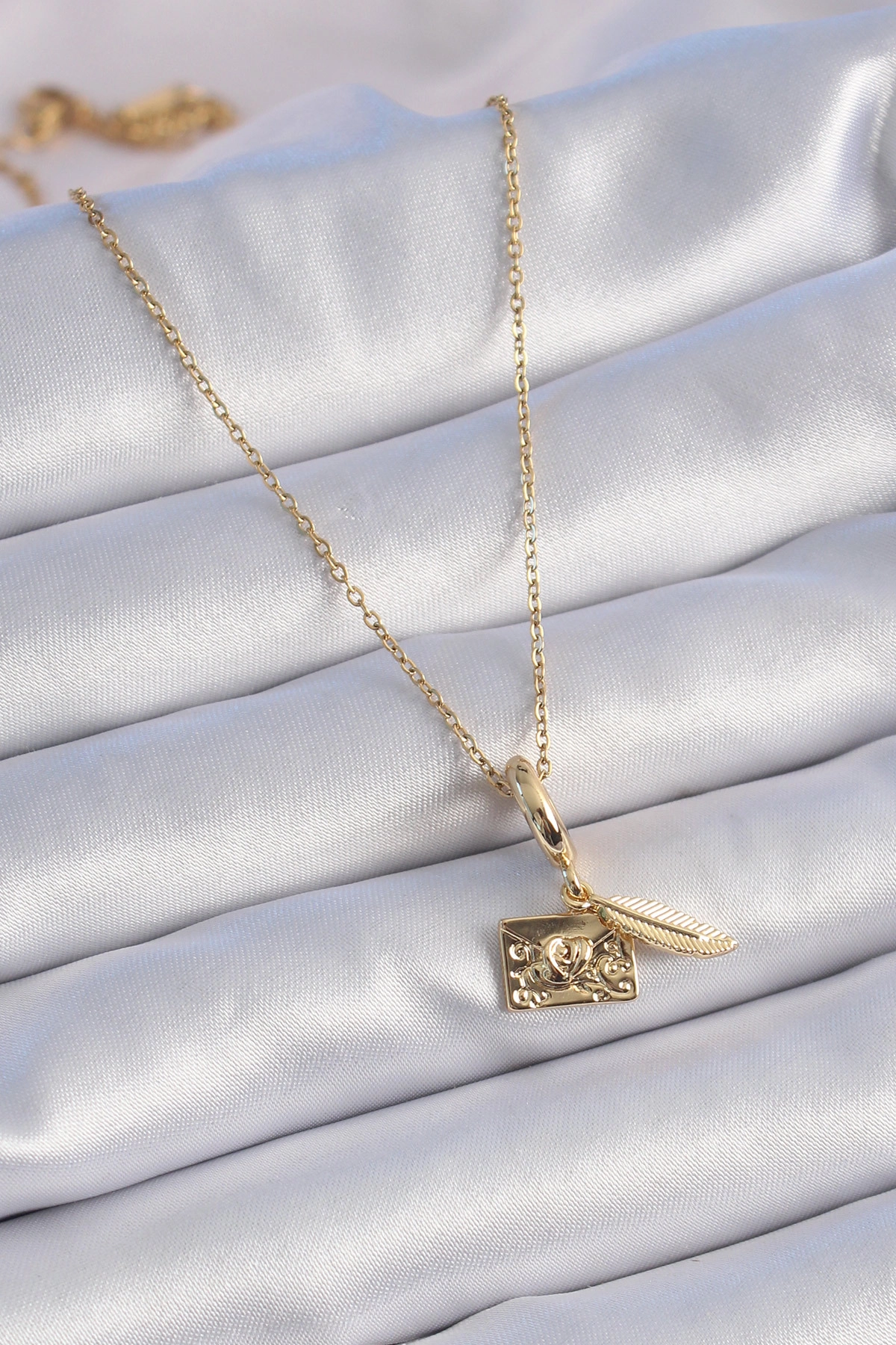 316L Çelik Gold Renk Kalp Detay Mektup Figür Charm Model Kadın Kolye-1