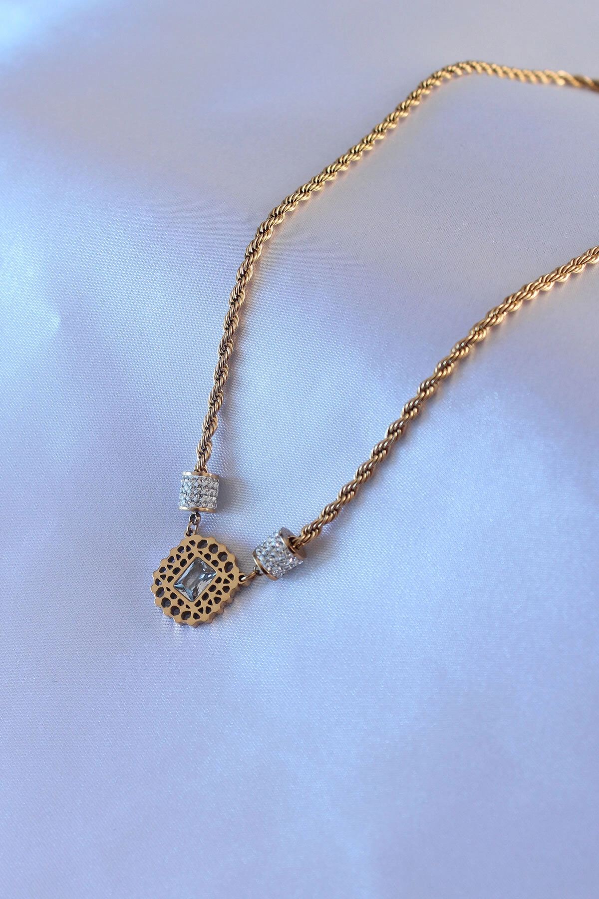 316L Çelik Gold Renk Lotus Model Zirkon Taşlı Burgu Zincir Kadın Kolye-1