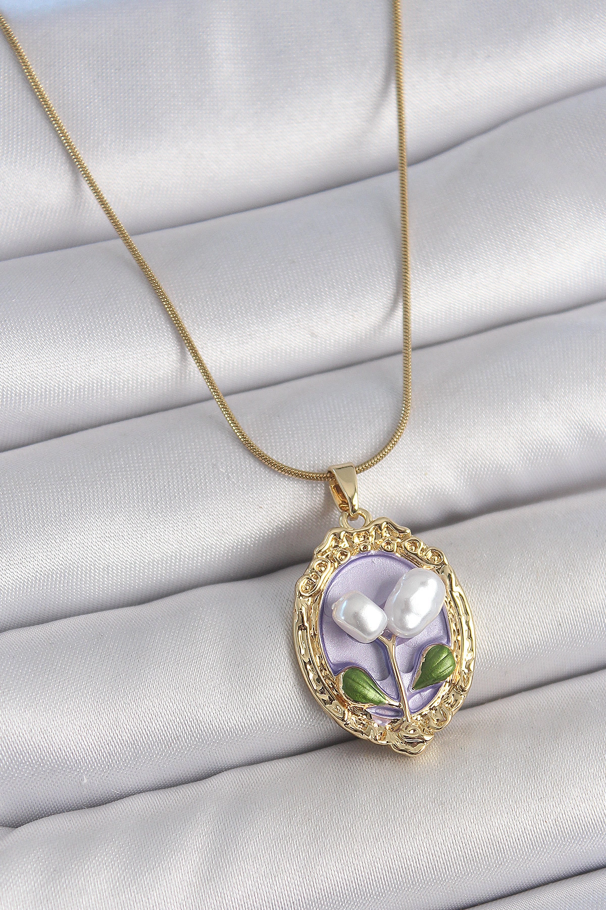 316L Çelik Gold Renk Mor İncili Çiçek İşlemeli Portre Model Kadın Kolye-0