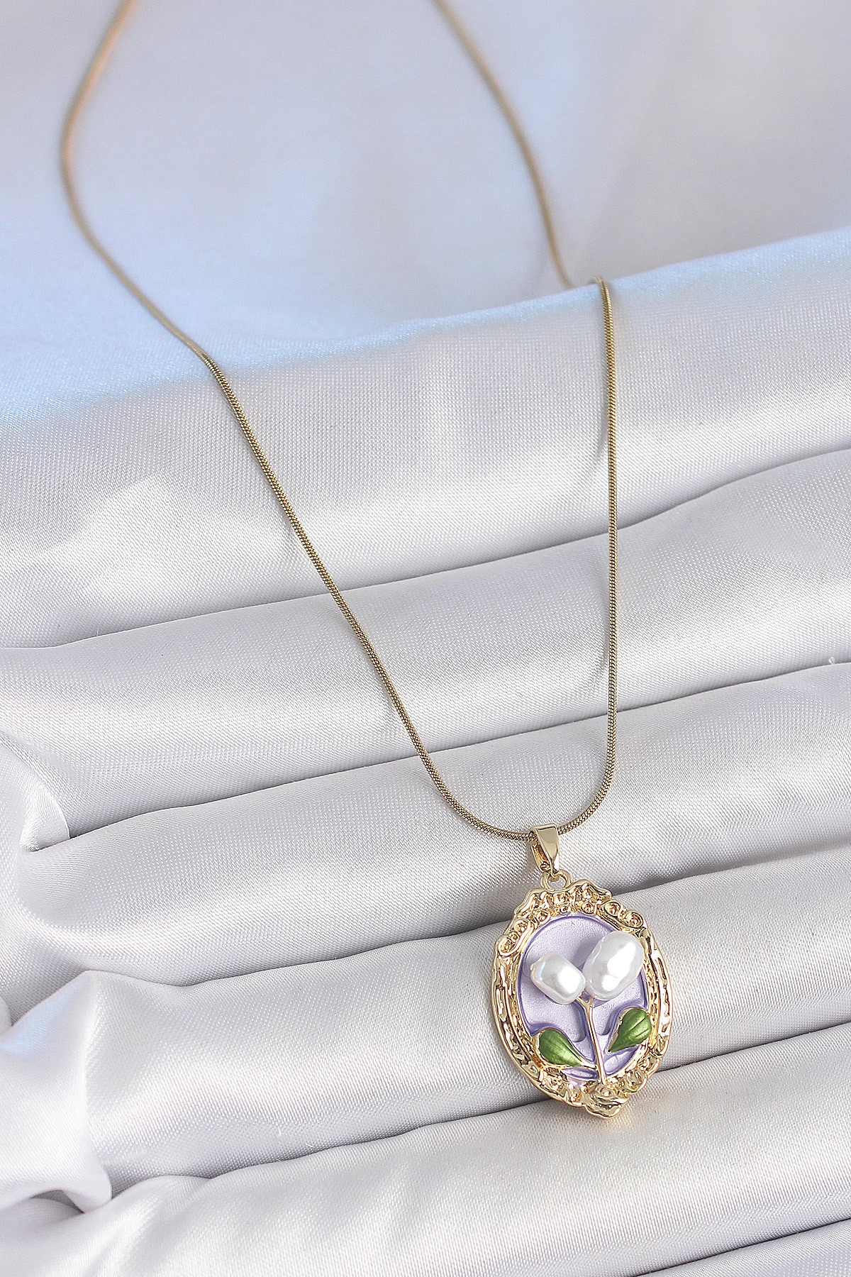 316L Çelik Gold Renk Mor İncili Çiçek İşlemeli Portre Model Kadın Kolye-1