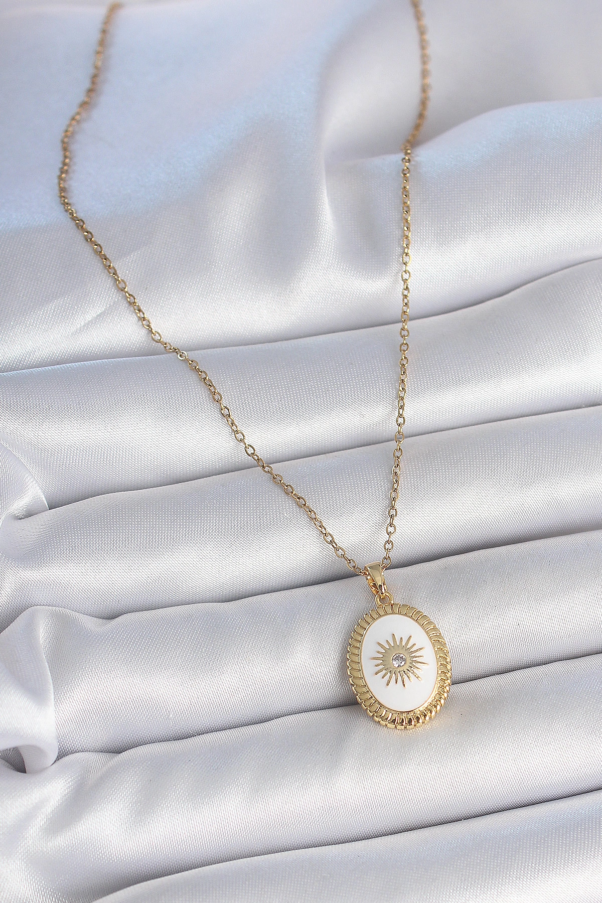 316L Çelik Gold Renk Zincir Beyaz Mineli Güneş İşlemeli Zirkon Taş Detaylı Madalyon Model Kadın-1