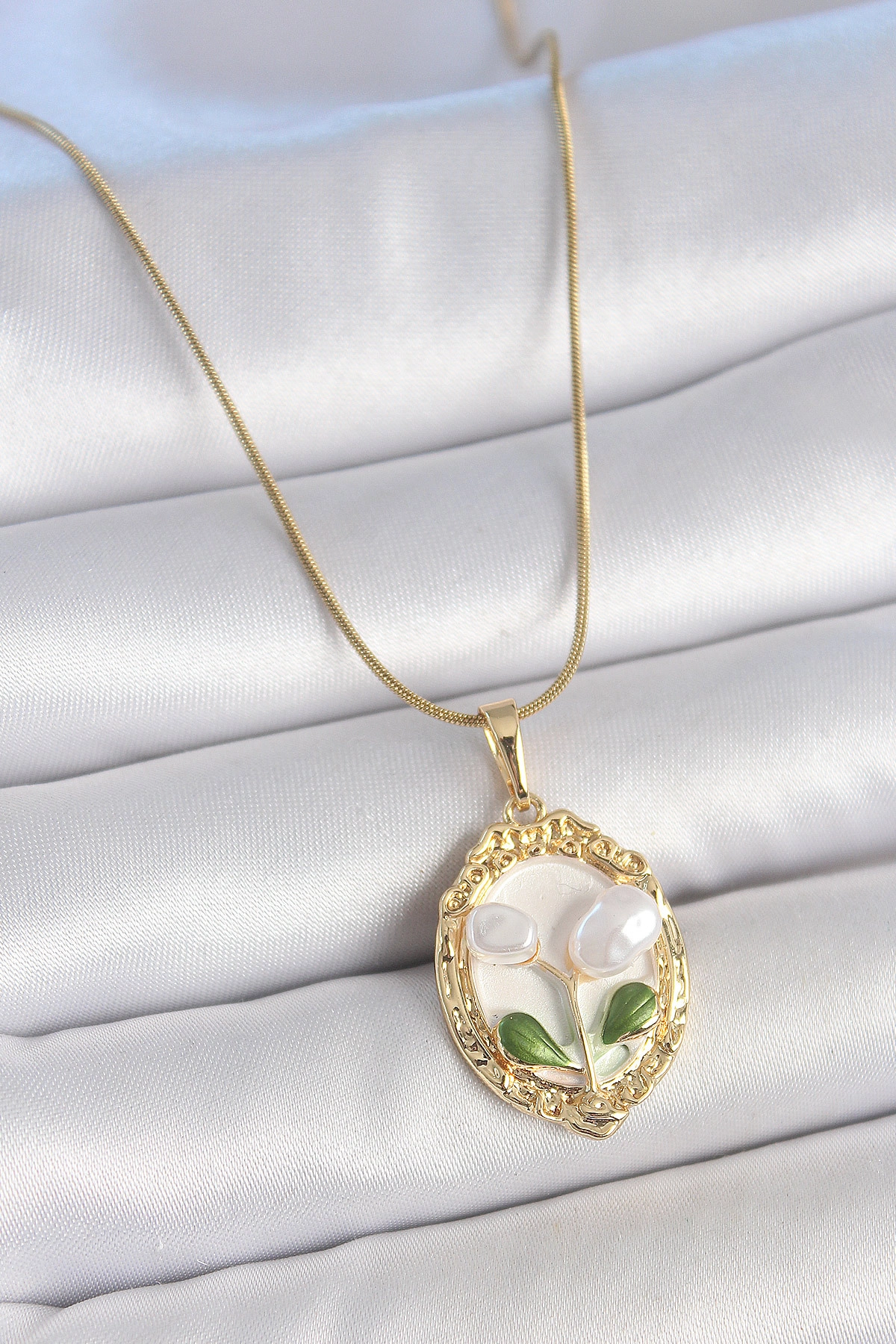 316L Çelik Gold Renk Zincir Beyaz Mineli İncili Çiçek İşlemeli Portre Model Kadın Kolye-0