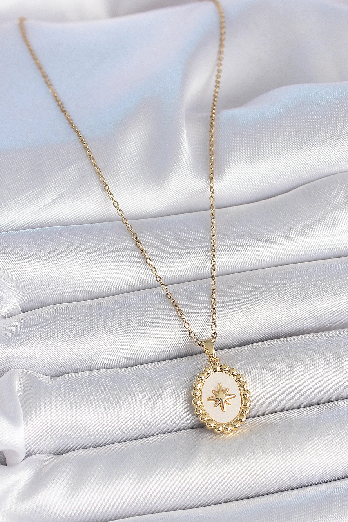 316L Çelik Gold Renk Zincir Beyaz Mineli Kutup Yıldız İşlemeli Madalyon Model Kadın Kolye-1