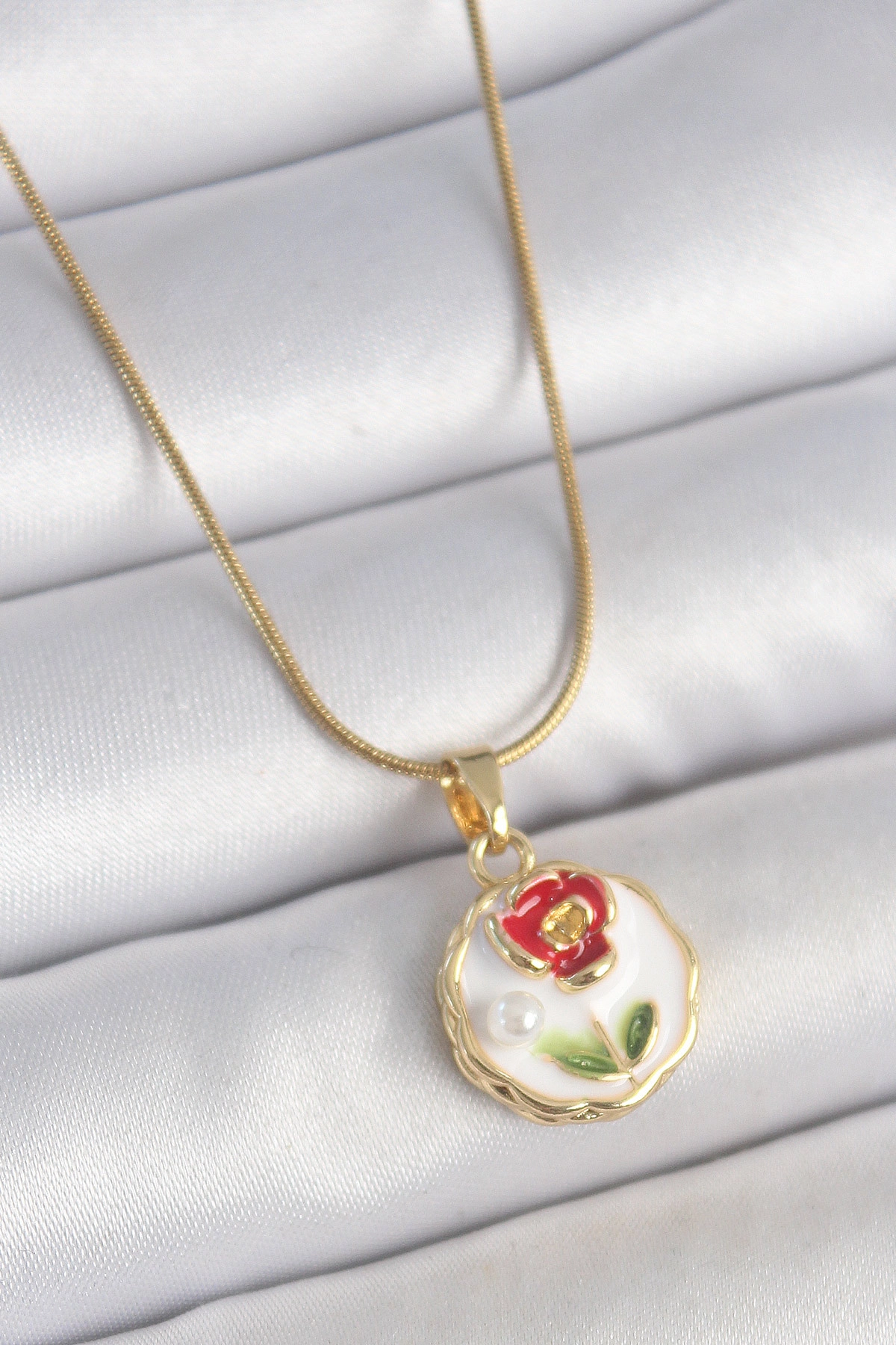 316L Çelik Gold Renk Zincir Beyaz Minimal Çiçek İşlemeli İnci Detay Portre Model Kadın Kolye-0