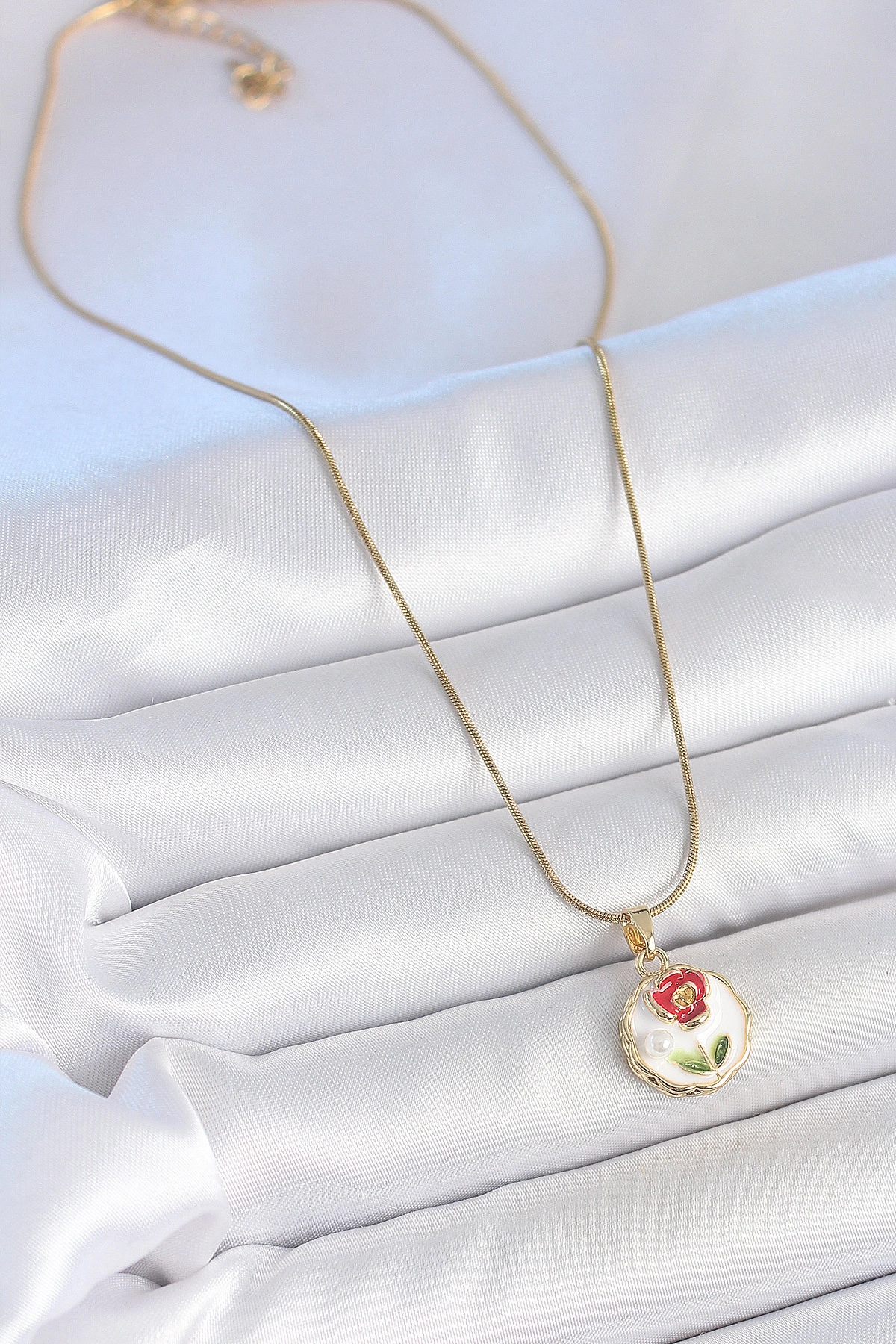 316L Çelik Gold Renk Zincir Beyaz Minimal Çiçek İşlemeli İnci Detay Portre Model Kadın Kolye-1