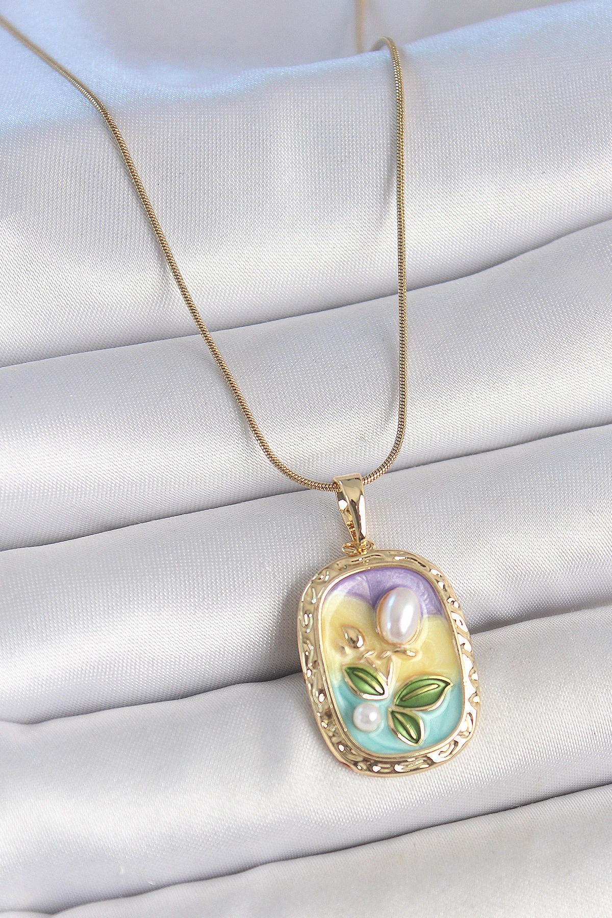 316L Çelik Gold Renk Zincir İncili Çiçek İşlemeli Portre Model Kadın Kolye-0