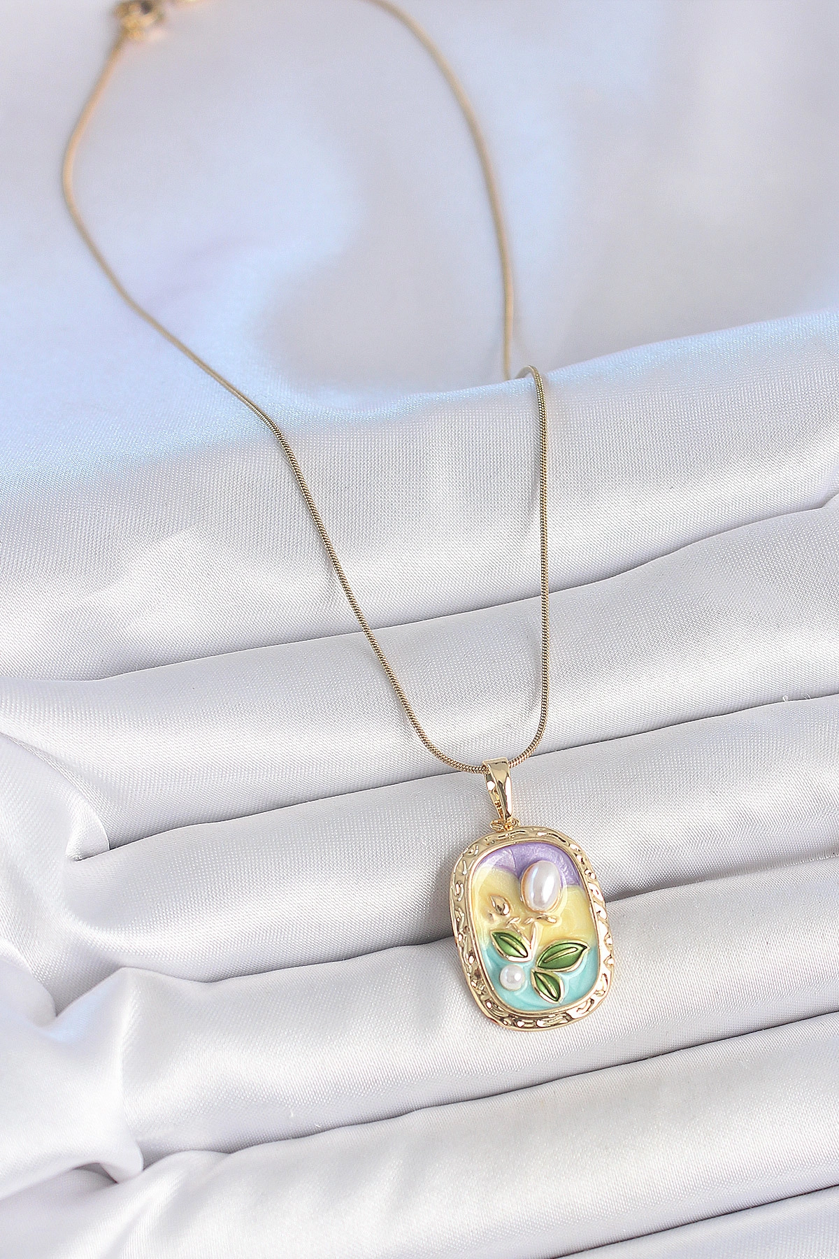 316L Çelik Gold Renk Zincir İncili Çiçek İşlemeli Portre Model Kadın Kolye-1