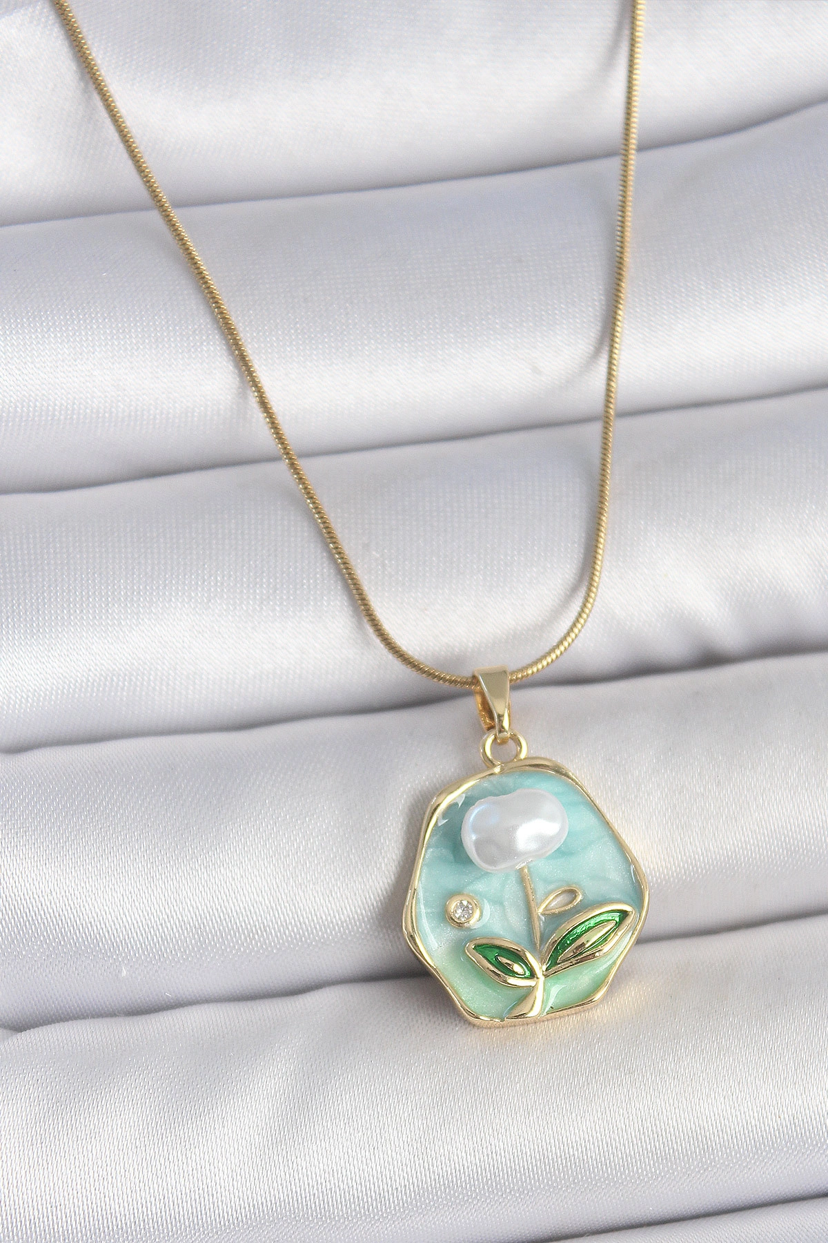 316L Çelik Gold Renk Zincir Mavi Çiçek İşlemeli İnci İşlemeli Portre Model Kadın Kolye-0