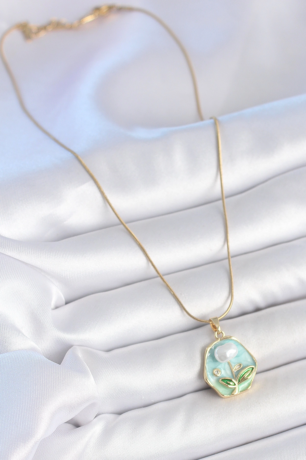 316L Çelik Gold Renk Zincir Mavi Çiçek İşlemeli İnci İşlemeli Portre Model Kadın Kolye-1