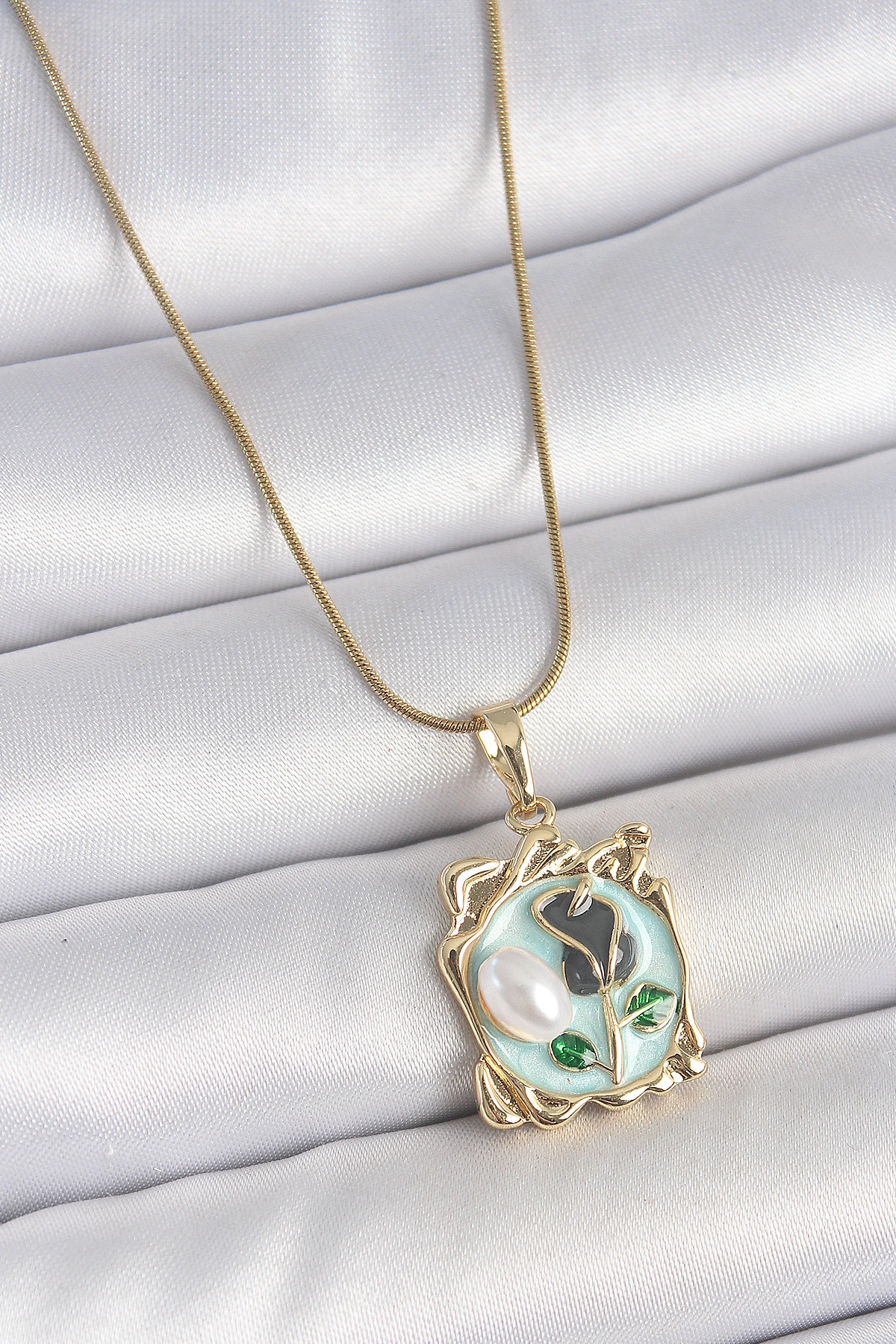 316L Çelik Gold Renk Zincir Mavi Mineli Çiçek İşlemeli İnci Detay Portre Model Kadın Kolye-0