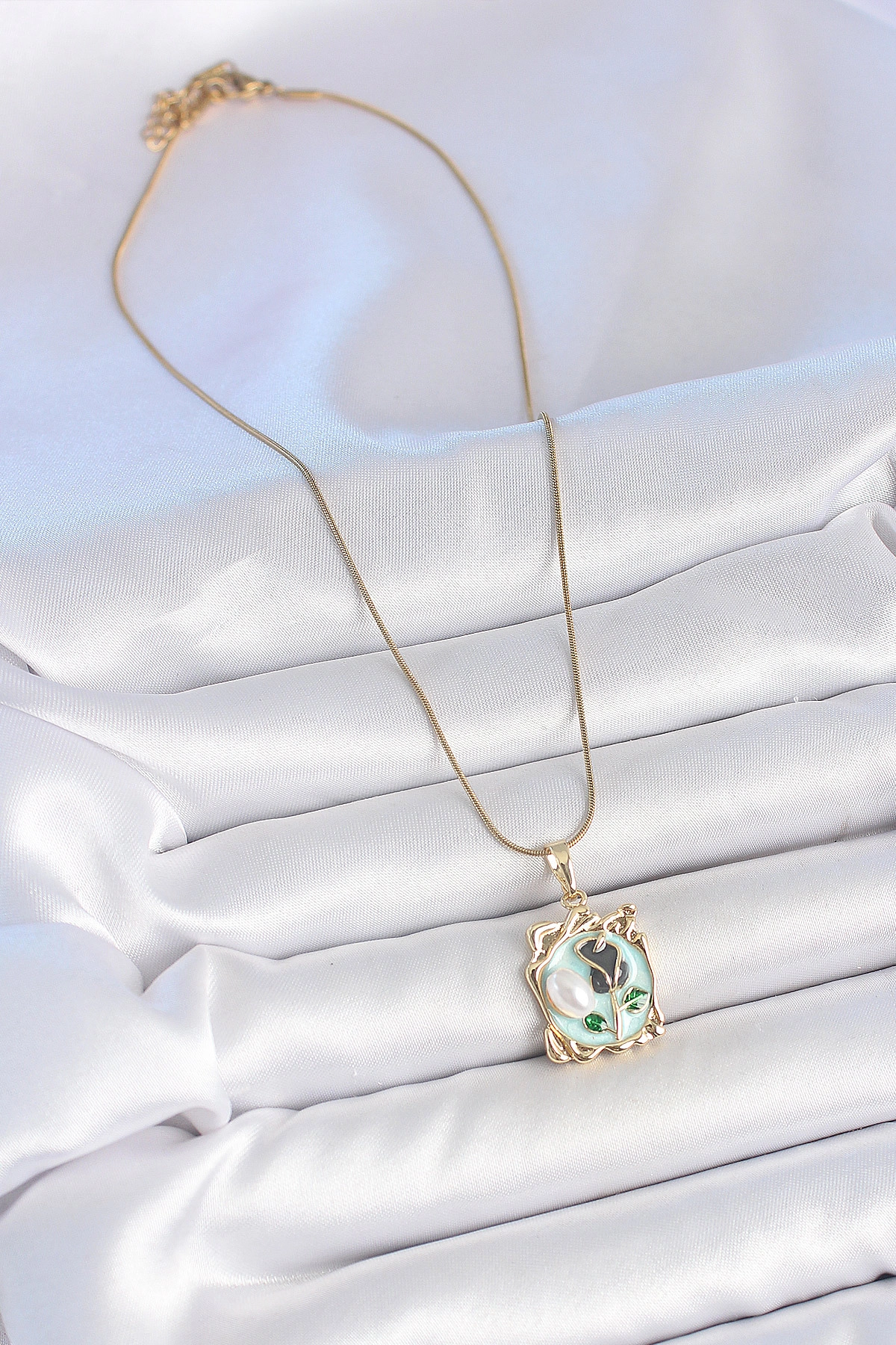 316L Çelik Gold Renk Zincir Mavi Mineli Çiçek İşlemeli İnci Detay Portre Model Kadın Kolye-1