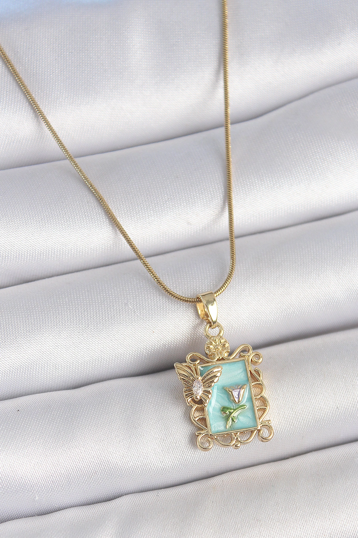 316L Çelik Gold Renk Zincir Mavi Mineli Çiçek İşlemeli Zirkon Taşlı Kelebek Detay Portre Model Kadın-0