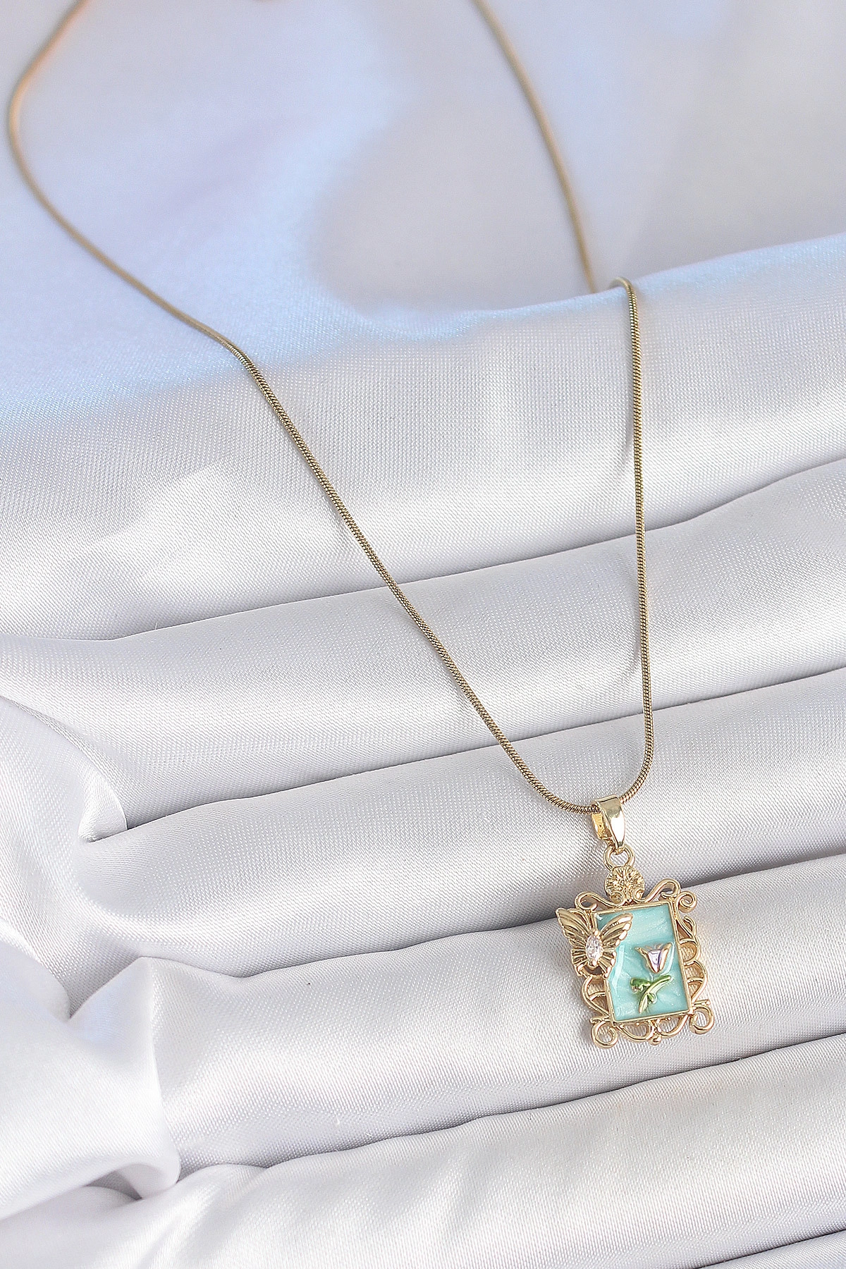 316L Çelik Gold Renk Zincir Mavi Mineli Çiçek İşlemeli Zirkon Taşlı Kelebek Detay Portre Model Kadın-1