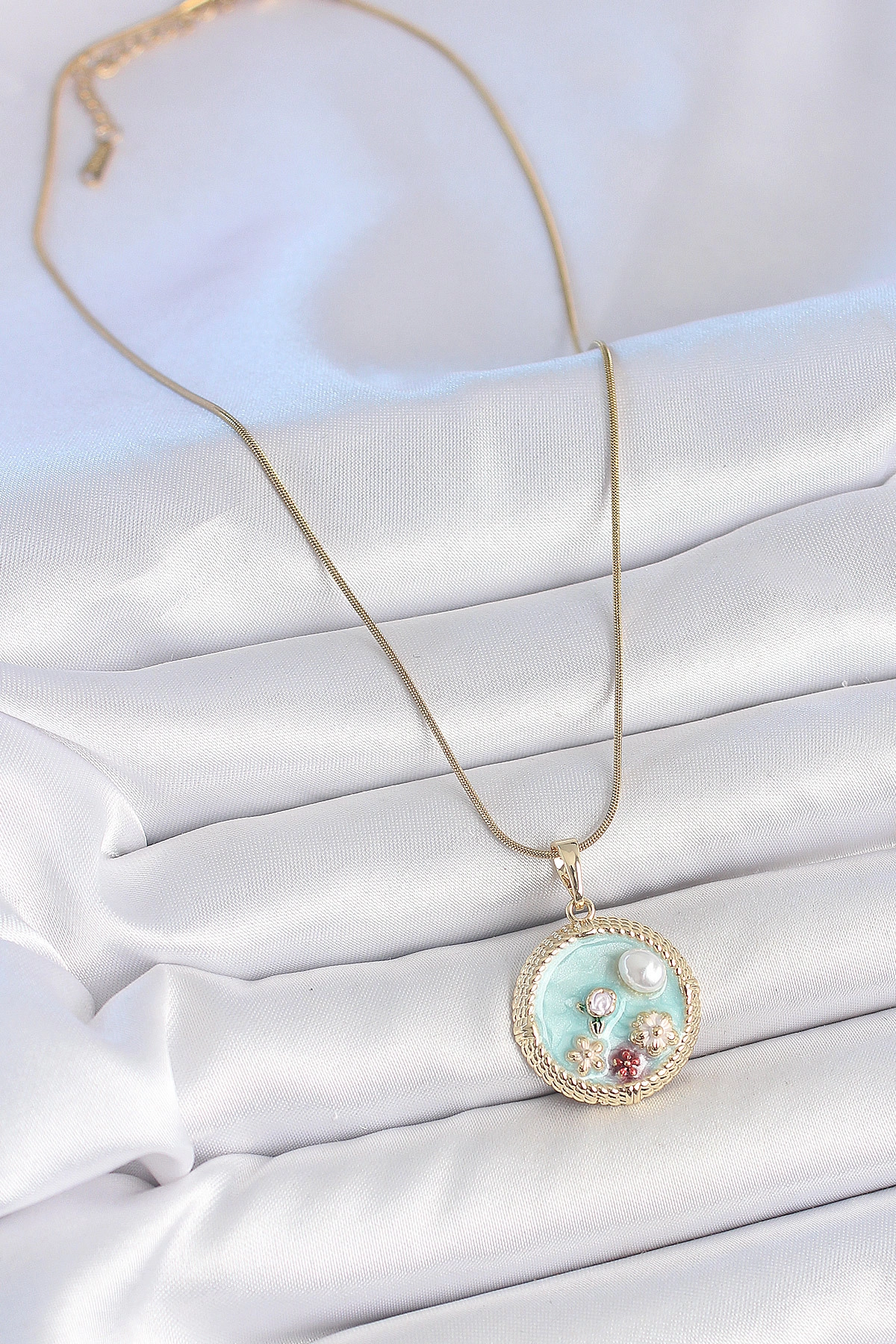 316L Çelik Gold Renk Zincir Mavi Mineli İnci Çiçek İşlemeli Zirkon Taş Detaylı Madalyon Model Kadın-1