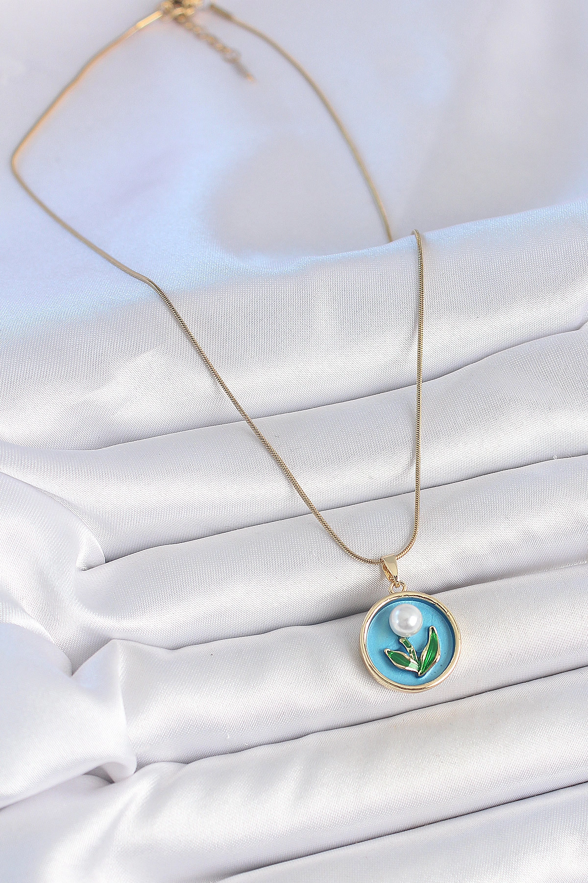 316L Çelik Gold Renk Zincir Mavi Mineli İncili Çiçek İşlemeli Portre Model Kadın Kolye-1