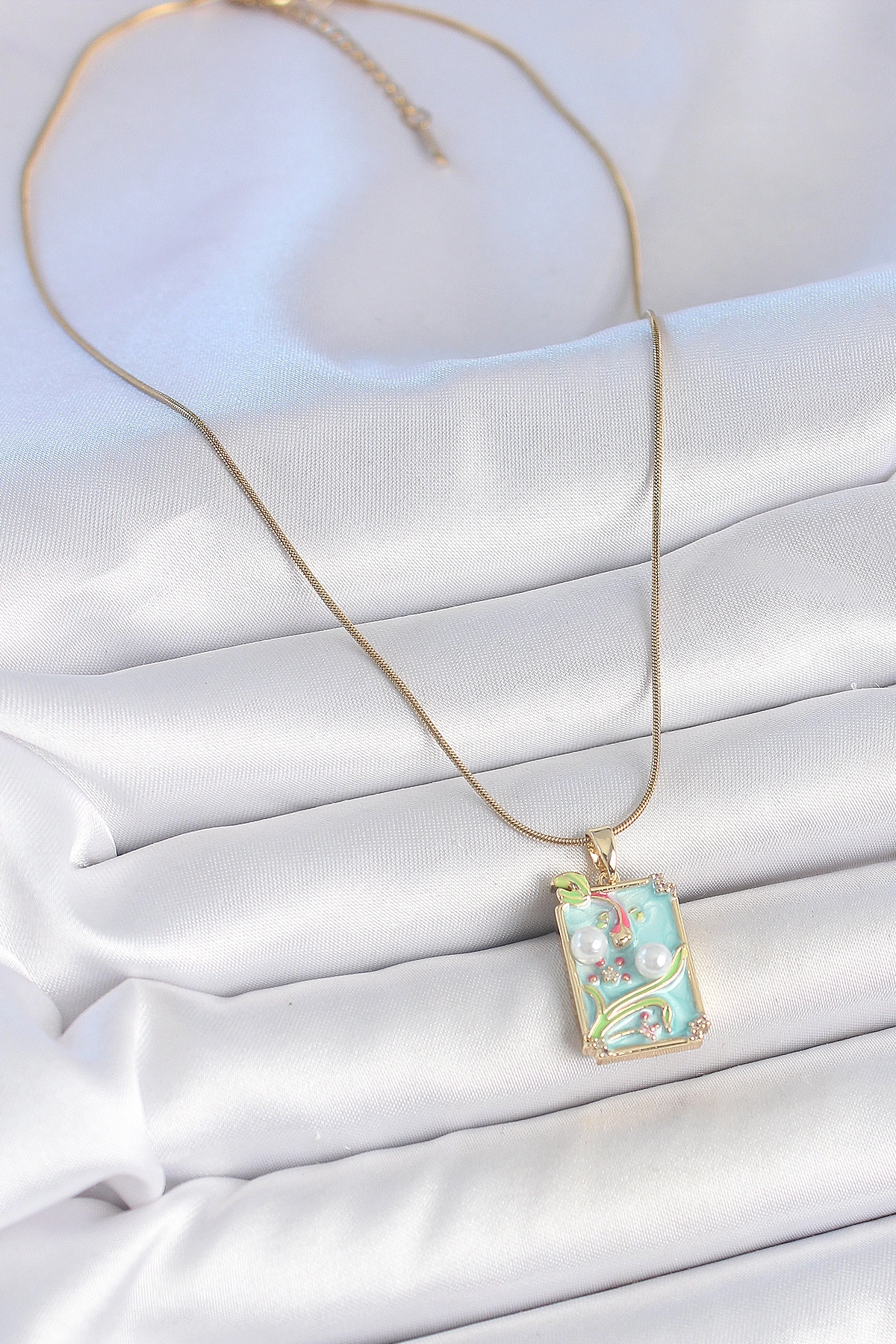 316L Çelik Gold Renk Zincir Mavi Mineli İncili Çiçek İşlemeli Portre Model Kadın Kolye-1