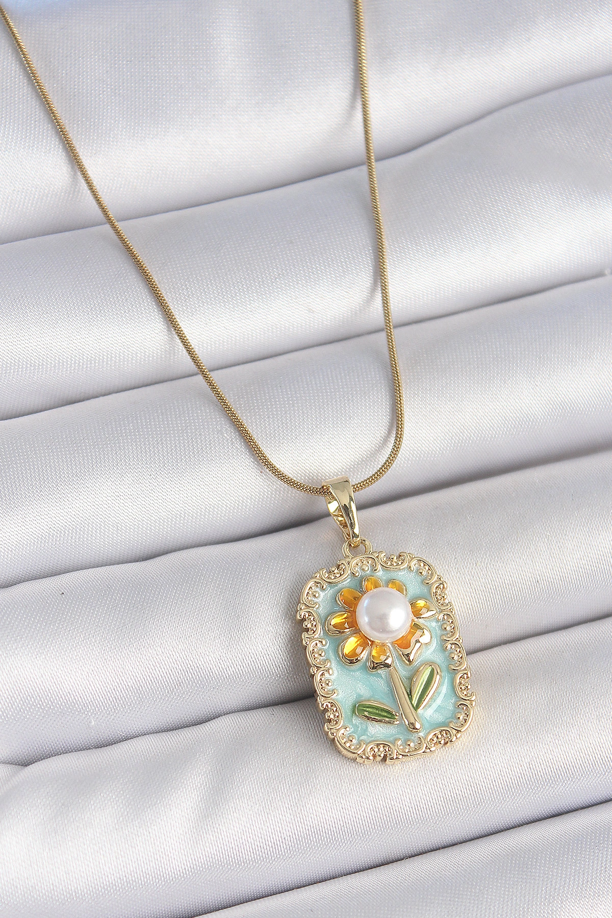 316L Çelik Gold Renk Zincir Mavi Mineli İncili Papatya İşlemeli Portre Model Kadın Kolye-0