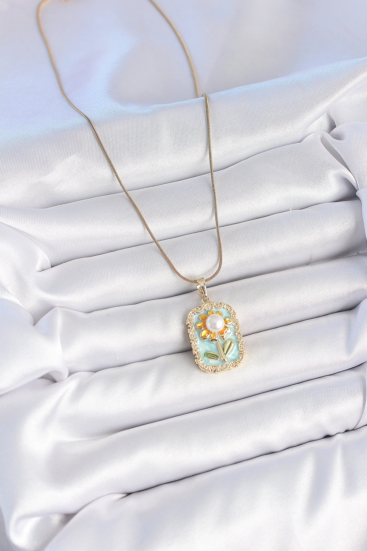316L Çelik Gold Renk Zincir Mavi Mineli İncili Papatya İşlemeli Portre Model Kadın Kolye-1