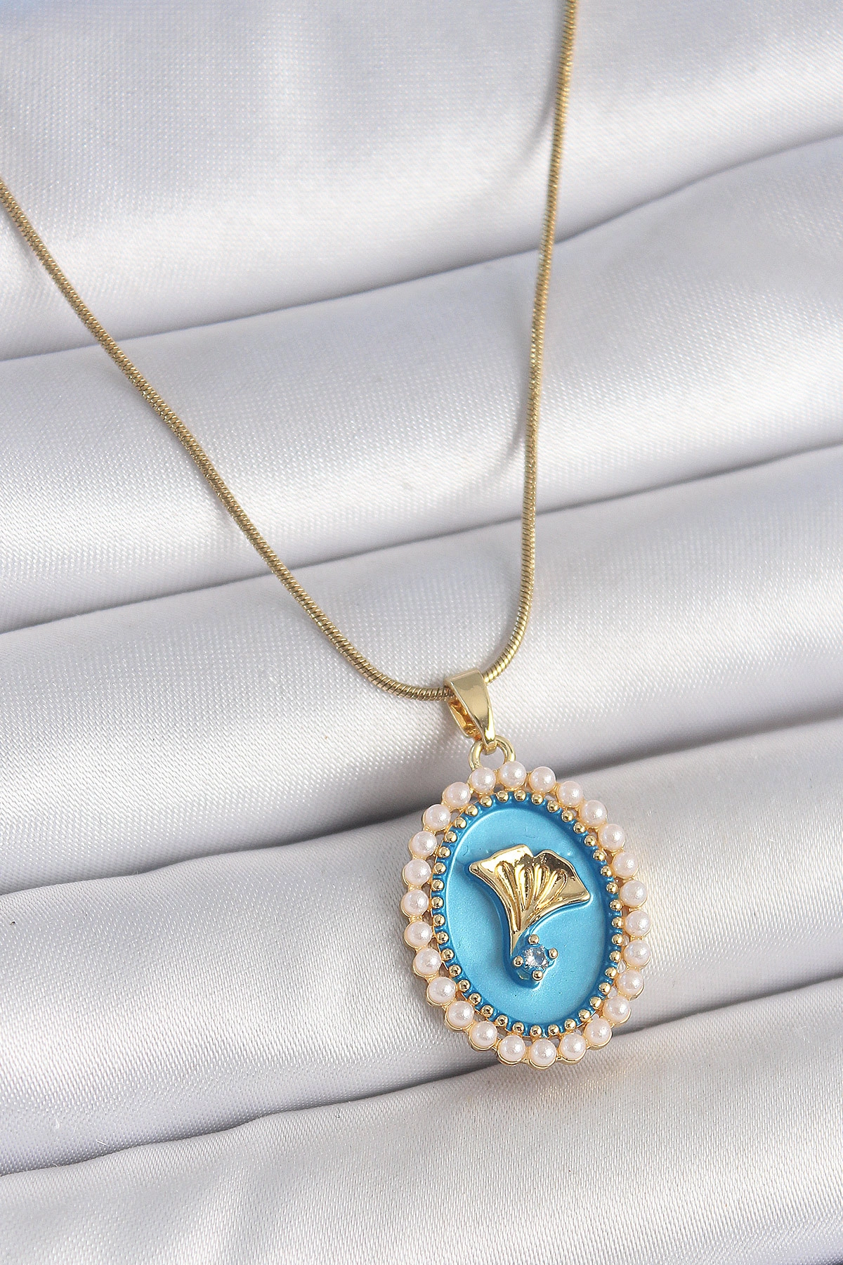 316L Çelik Gold Renk Zincir Mavi Mineli İncili Zirkon Taşlı Çiçek İşlemeli Portre Model Kadın Kolye-0