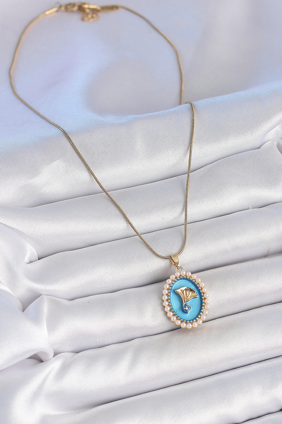 316L Çelik Gold Renk Zincir Mavi Mineli İncili Zirkon Taşlı Çiçek İşlemeli Portre Model Kadın Kolye-1