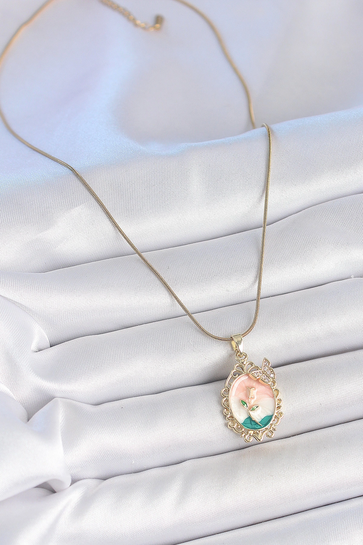 316L Çelik Gold Renk Zincir Mix Renk Çiçek İşlemeli Zirkon Taş Detaylı Portre Model Kadın Kolye-1