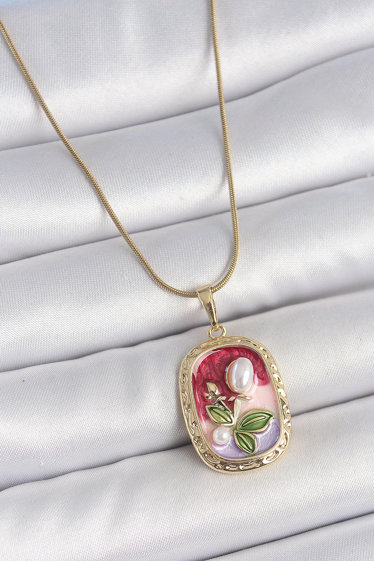 316L Çelik Gold Renk Zincir Mix Renk İncili Çiçek İşlemeli Portre Model Kadın Kolye-0