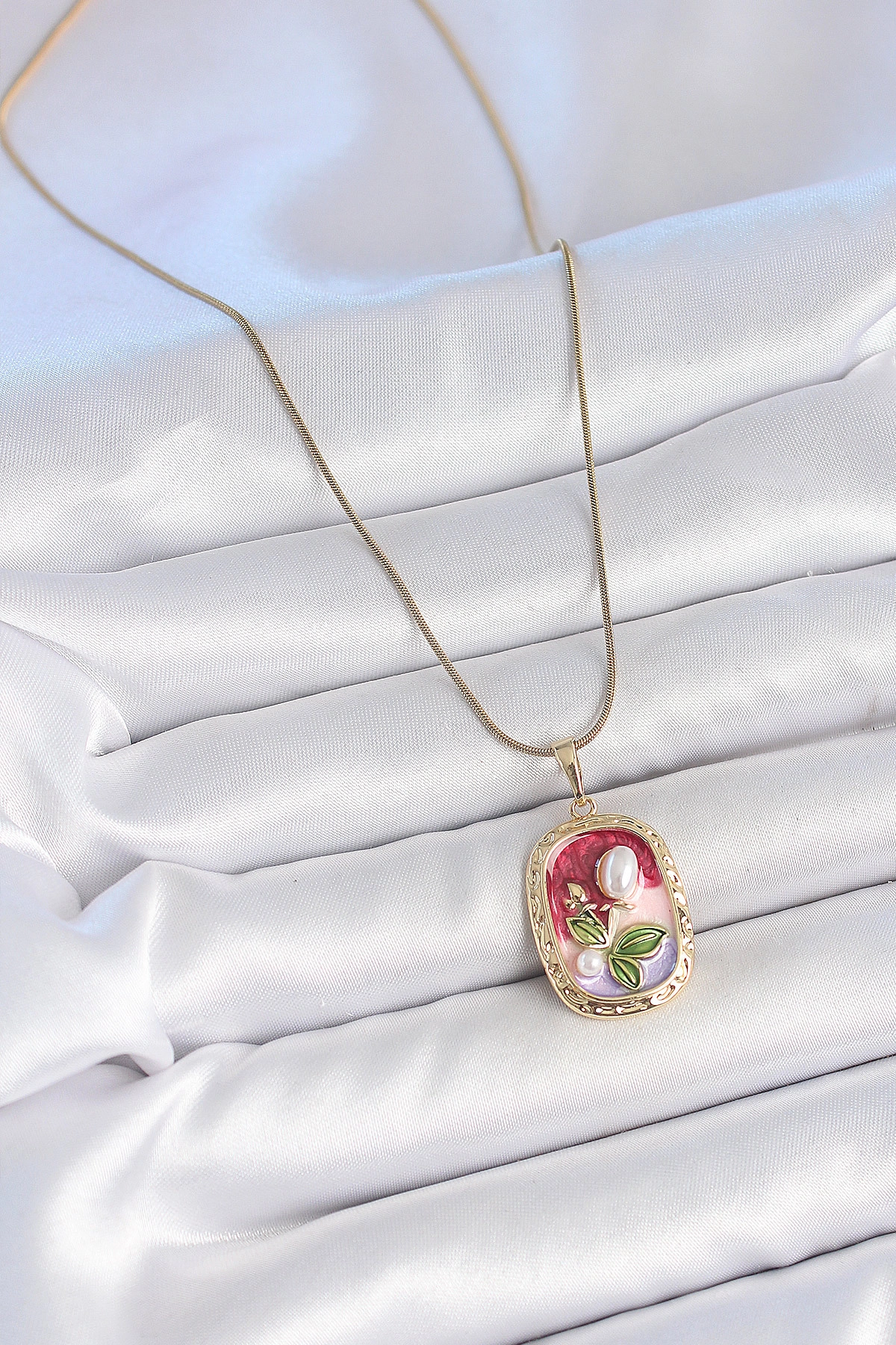 316L Çelik Gold Renk Zincir Mix Renk İncili Çiçek İşlemeli Portre Model Kadın Kolye-1