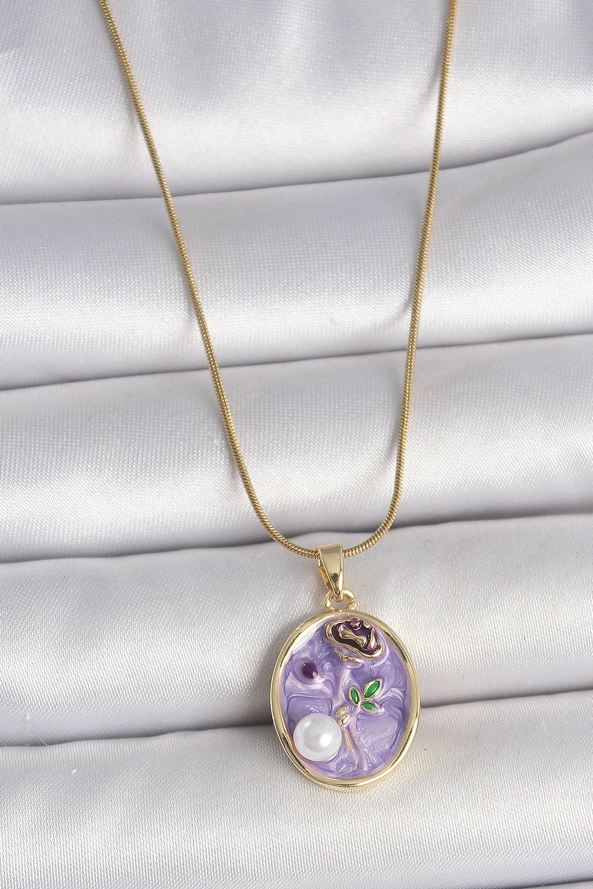 316L Çelik Gold Renk Zincir Mor Çiçek İşlemeli İnci Detay Portre Model Kadın Kolye-0