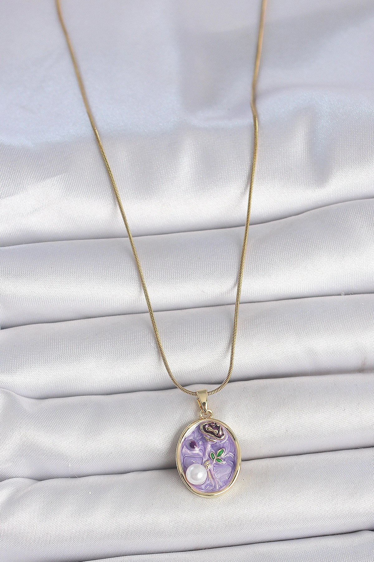 316L Çelik Gold Renk Zincir Mor Çiçek İşlemeli İnci Detay Portre Model Kadın Kolye-1