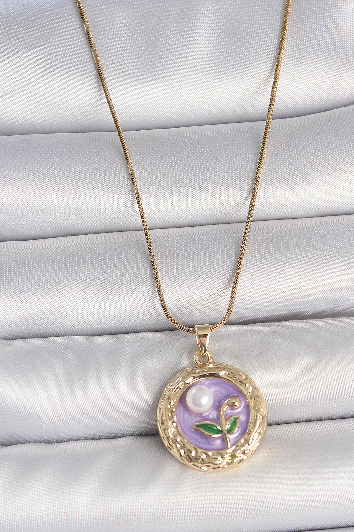 316L Çelik Gold Renk Zincir Mor Çiçek İşlemeli İnci Detay Potre Model Kadın Kolye-0