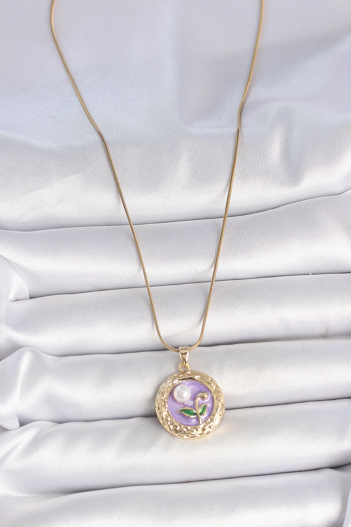 316L Çelik Gold Renk Zincir Mor Çiçek İşlemeli İnci Detay Potre Model Kadın Kolye-1