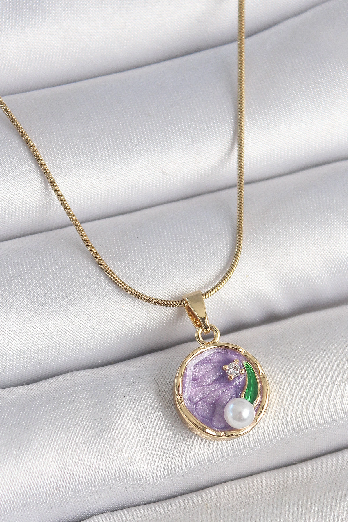 316L Çelik Gold Renk Zincir Mor Çiçek İşlemeli Zirkon Taş İnci Detaylı Minimal Portre Model Kadın-0