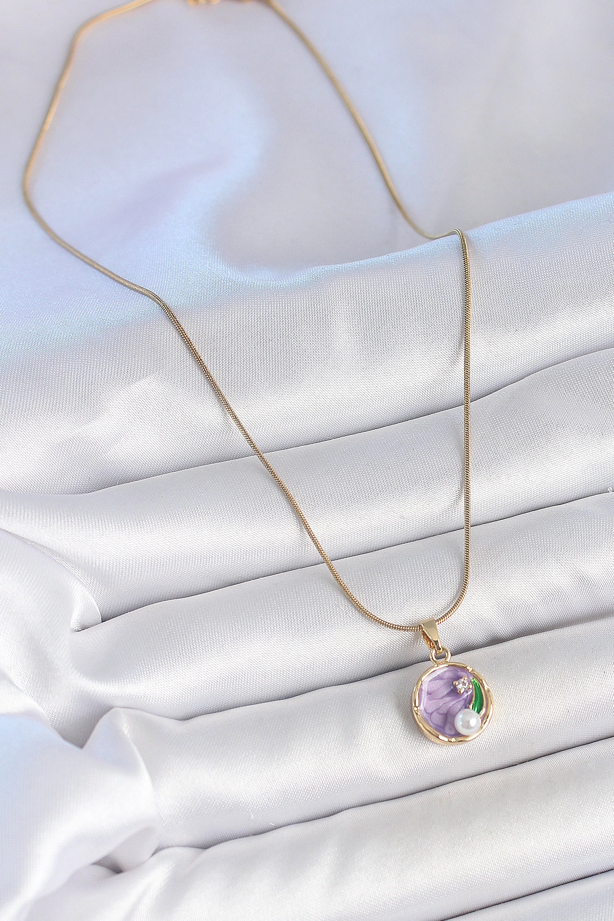 316L Çelik Gold Renk Zincir Mor Çiçek İşlemeli Zirkon Taş İnci Detaylı Minimal Portre Model Kadın-1