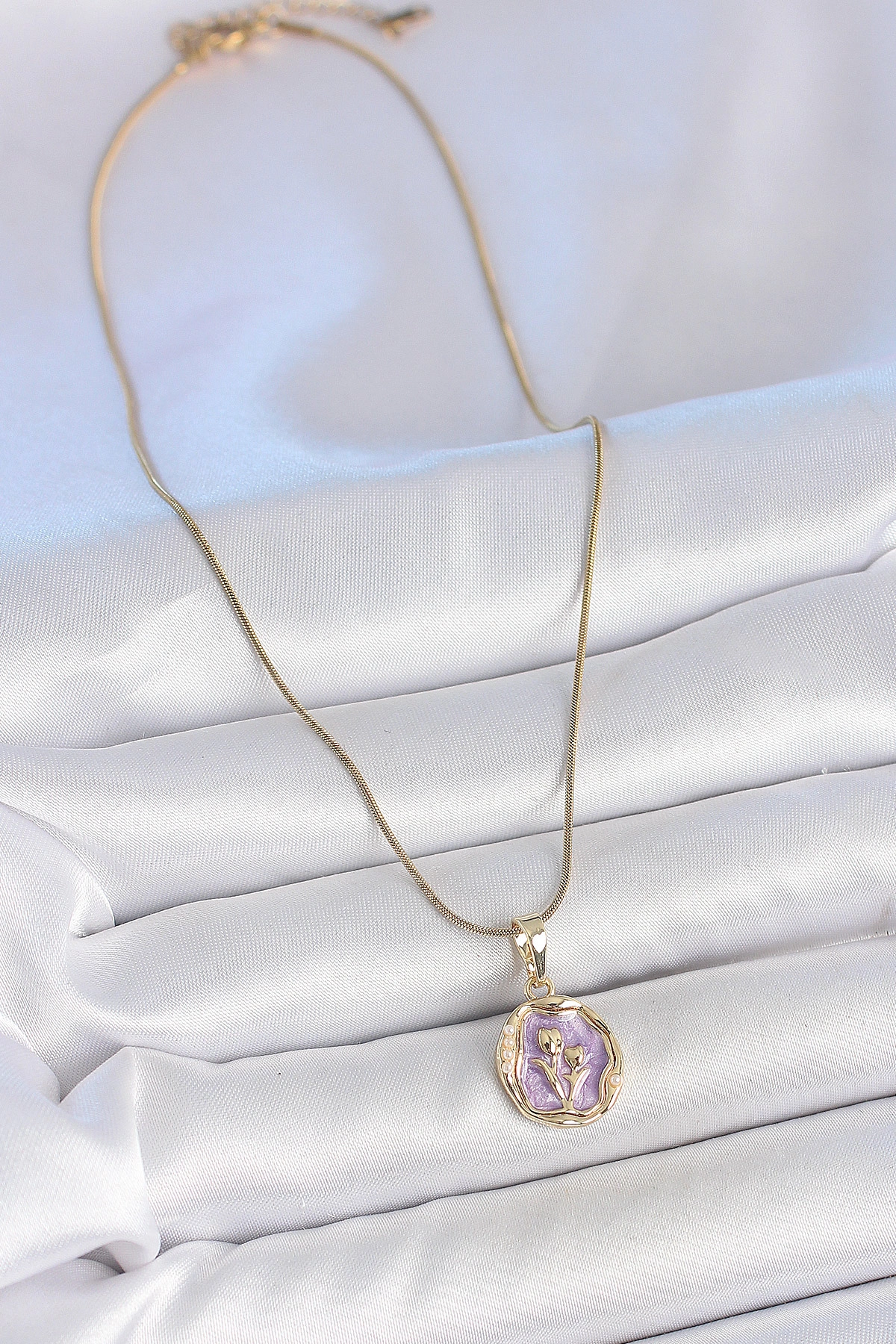 316L Çelik Gold Renk Zincir Mor Mineli Çiçek İşlemeli Portre Model Kadın Kolye-1