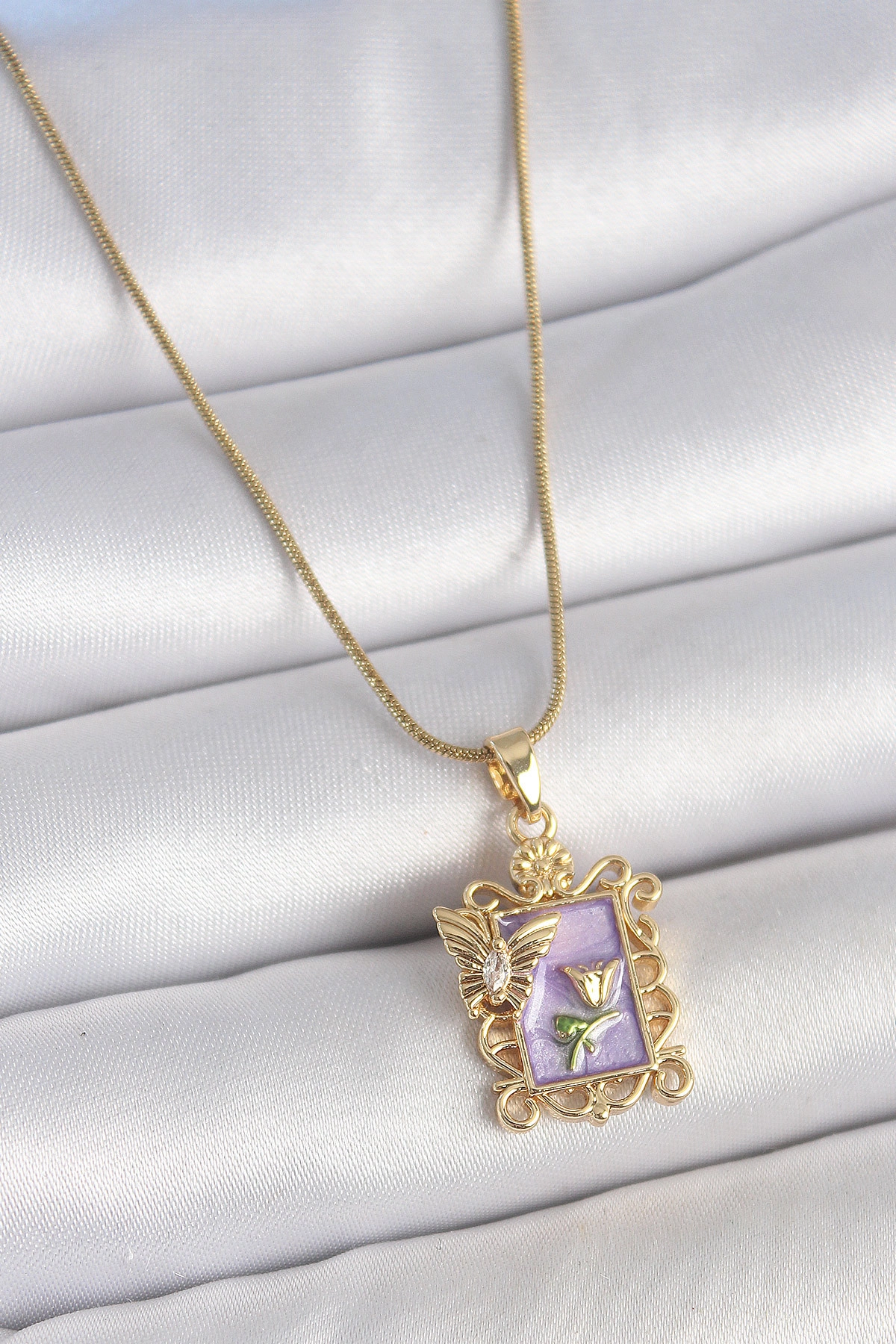 316L Çelik Gold Renk Zincir Mor Mineli Çiçek İşlemeli Zirkon Taşlı Kelebek Detay Portre Model Kadın-0