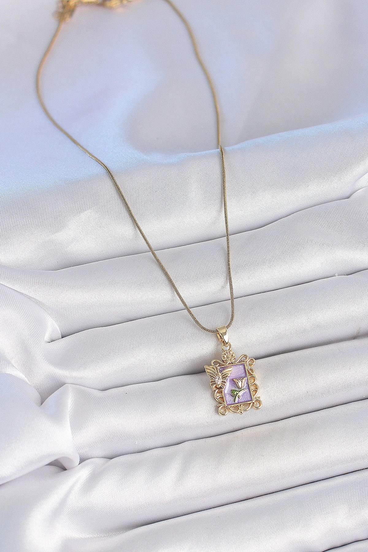 316L Çelik Gold Renk Zincir Mor Mineli Çiçek İşlemeli Zirkon Taşlı Kelebek Detay Portre Model Kadın-1