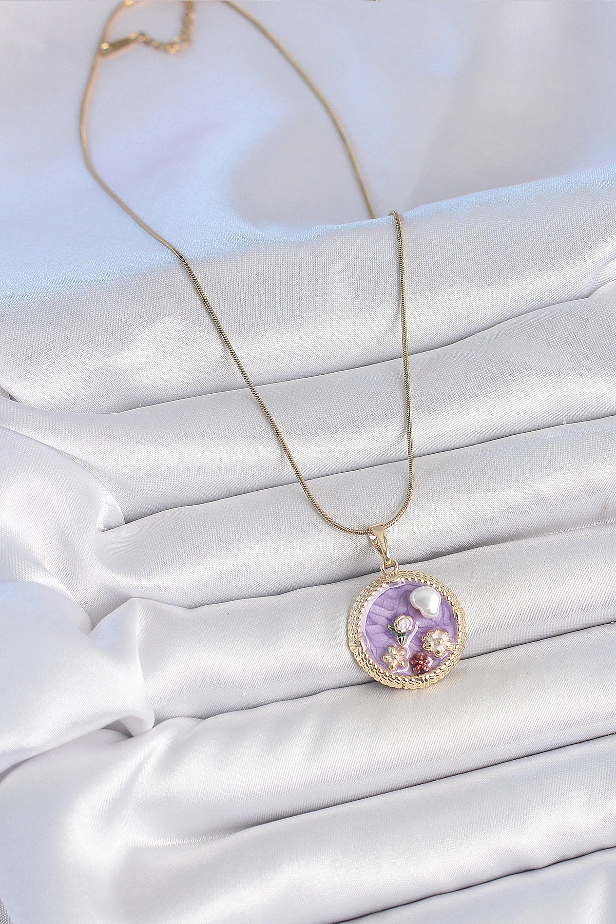 316L Çelik Gold Renk Zincir Mor Mineli İncili Çiçek İşlemeli Madalyon Model Kadın Kolye-1