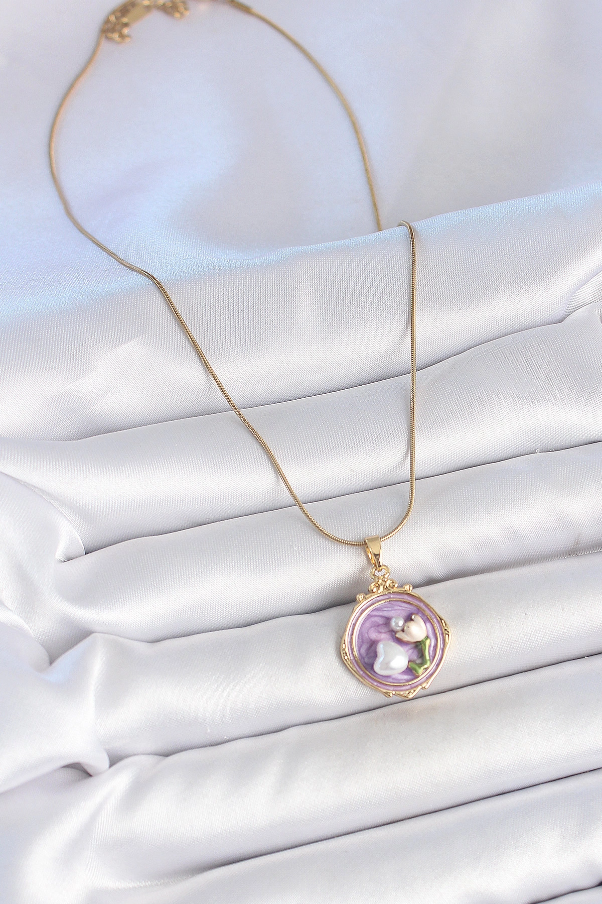 316L Çelik Gold Renk Zincir Mor Mineli İncili Çiçek İşlemeli Portre Model Kadın Kolye-1