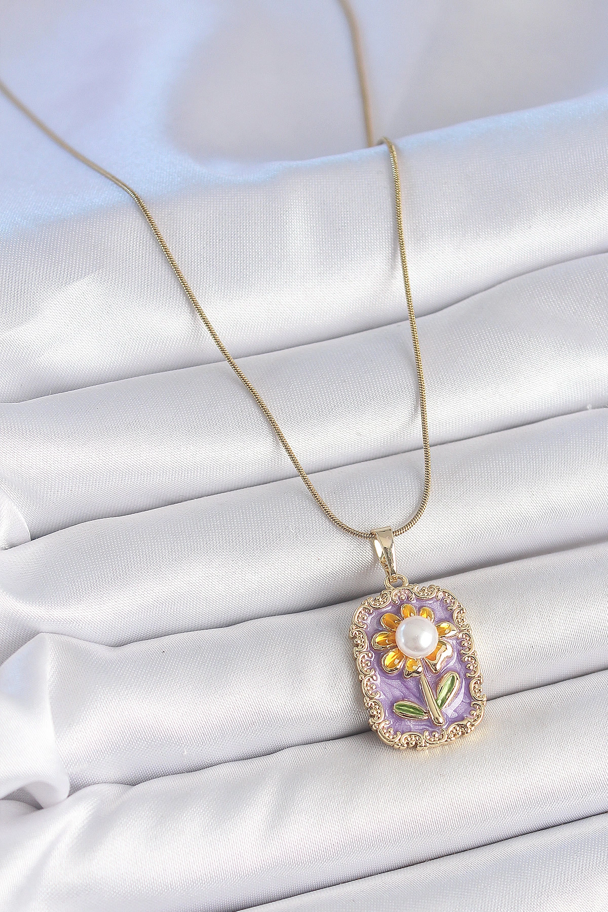 316L Çelik Gold Renk Zincir Mor Mineli İncili Papatya İşlemeli Portre Model Kadın Kolye-1