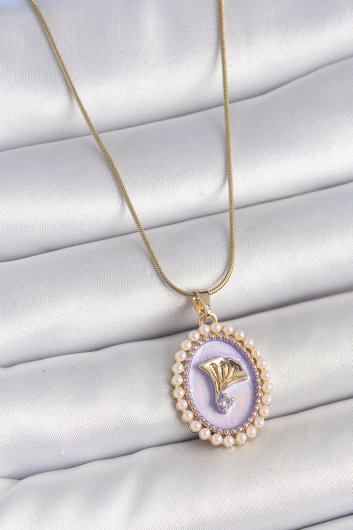 316L Çelik Gold Renk Zincir Mor Mineli İncili Zirkon Taşlı Çiçek İşlemeli Portre Model Kadın Kolye-0