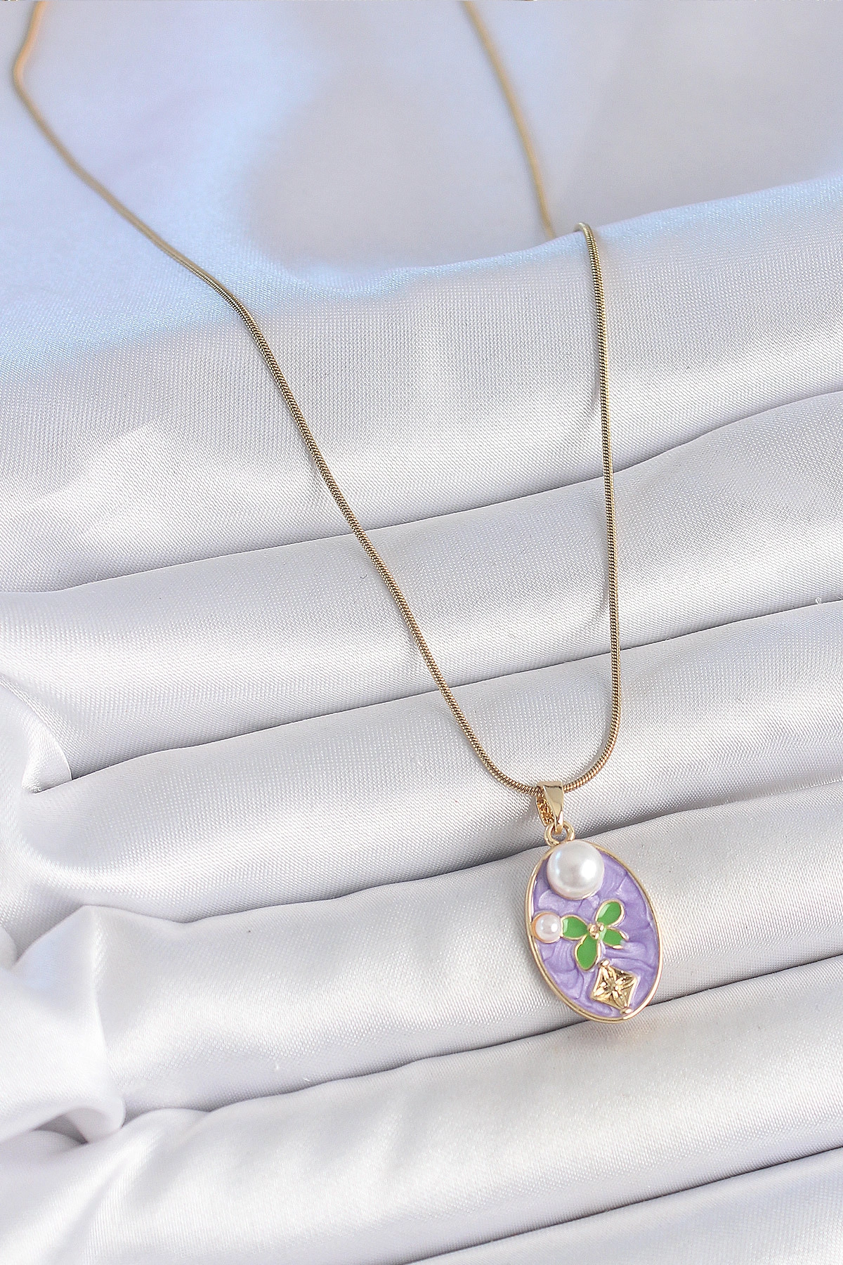 316L Çelik Gold Renk Zincir Mor Mineli Oval İncili Çiçek İşlemeli Portre Model Kadın Kolye-1