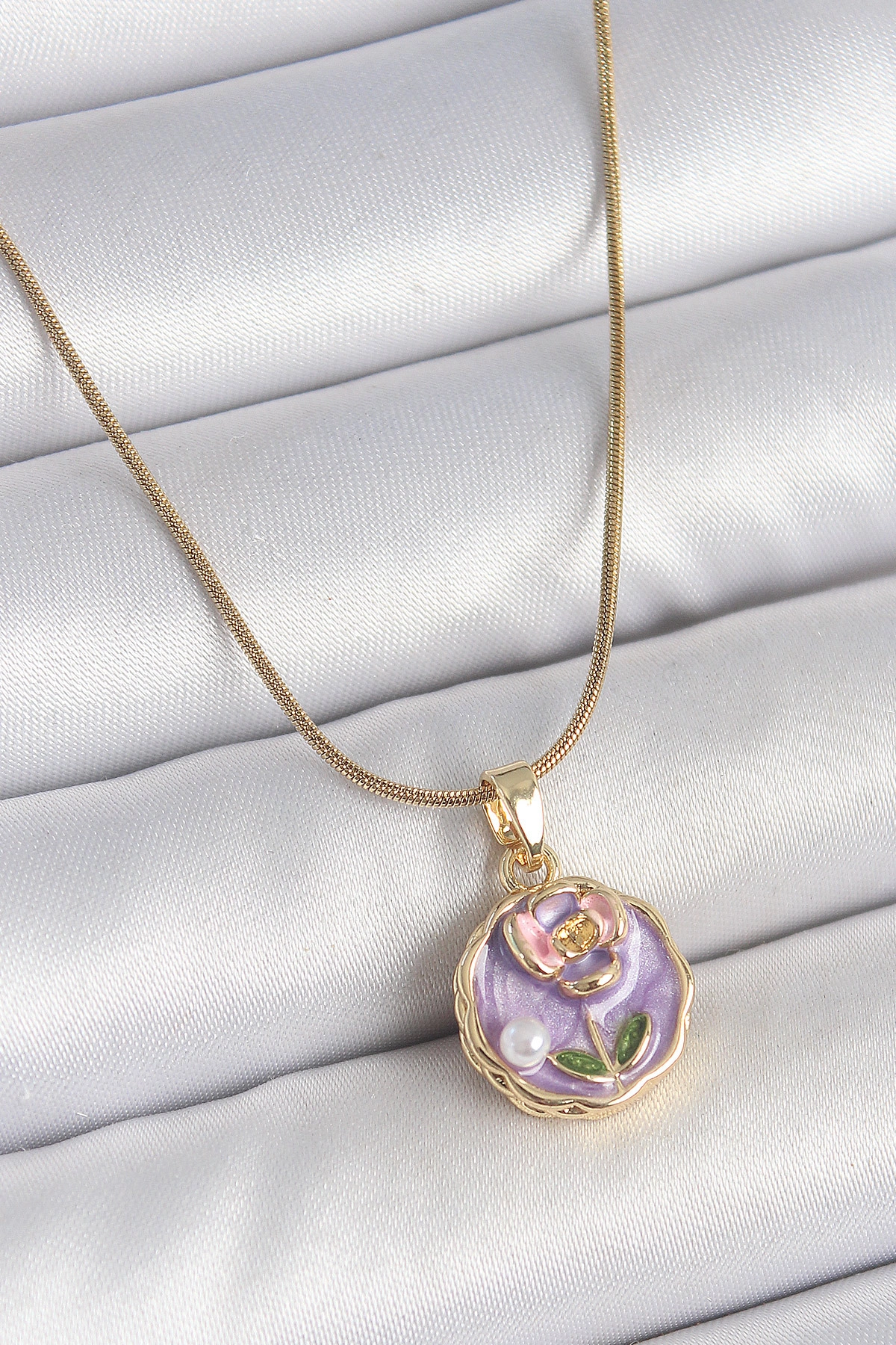 316L Çelik Gold Renk Zincir Mor Minimal Çiçek İşlemeli İnci Detay Portre Model Kadın Kolye-0