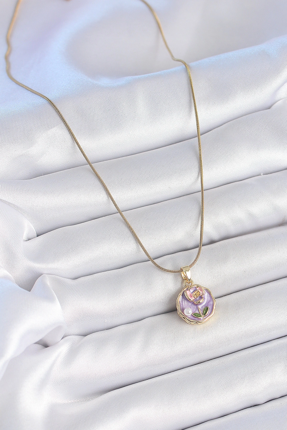 316L Çelik Gold Renk Zincir Mor Minimal Çiçek İşlemeli İnci Detay Portre Model Kadın Kolye-1