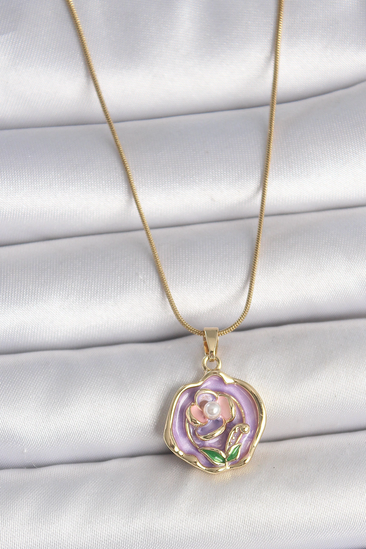 316L Çelik Gold Renk Zincir Mor Renkli Çiçek İşlemeli İnci Detay Portre Model Kadın Kolye-0