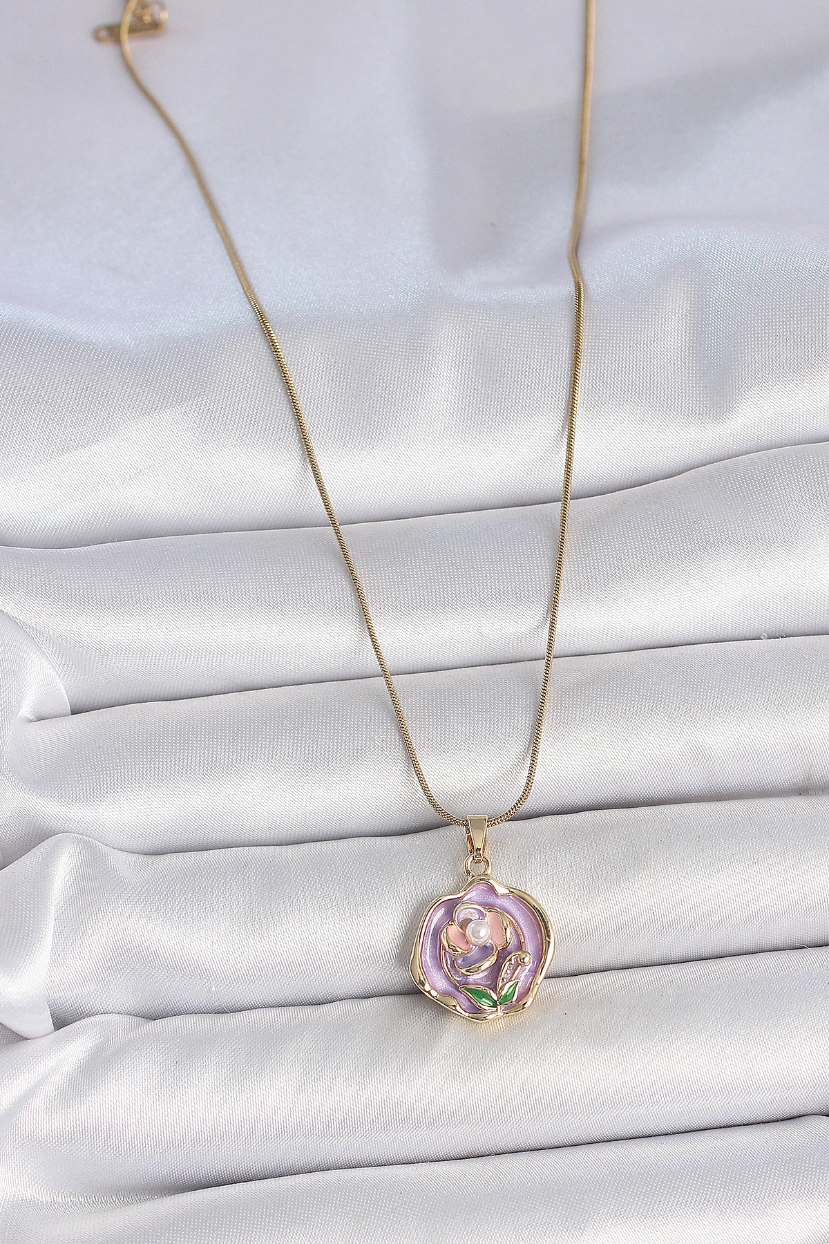 316L Çelik Gold Renk Zincir Mor Renkli Çiçek İşlemeli İnci Detay Portre Model Kadın Kolye-1